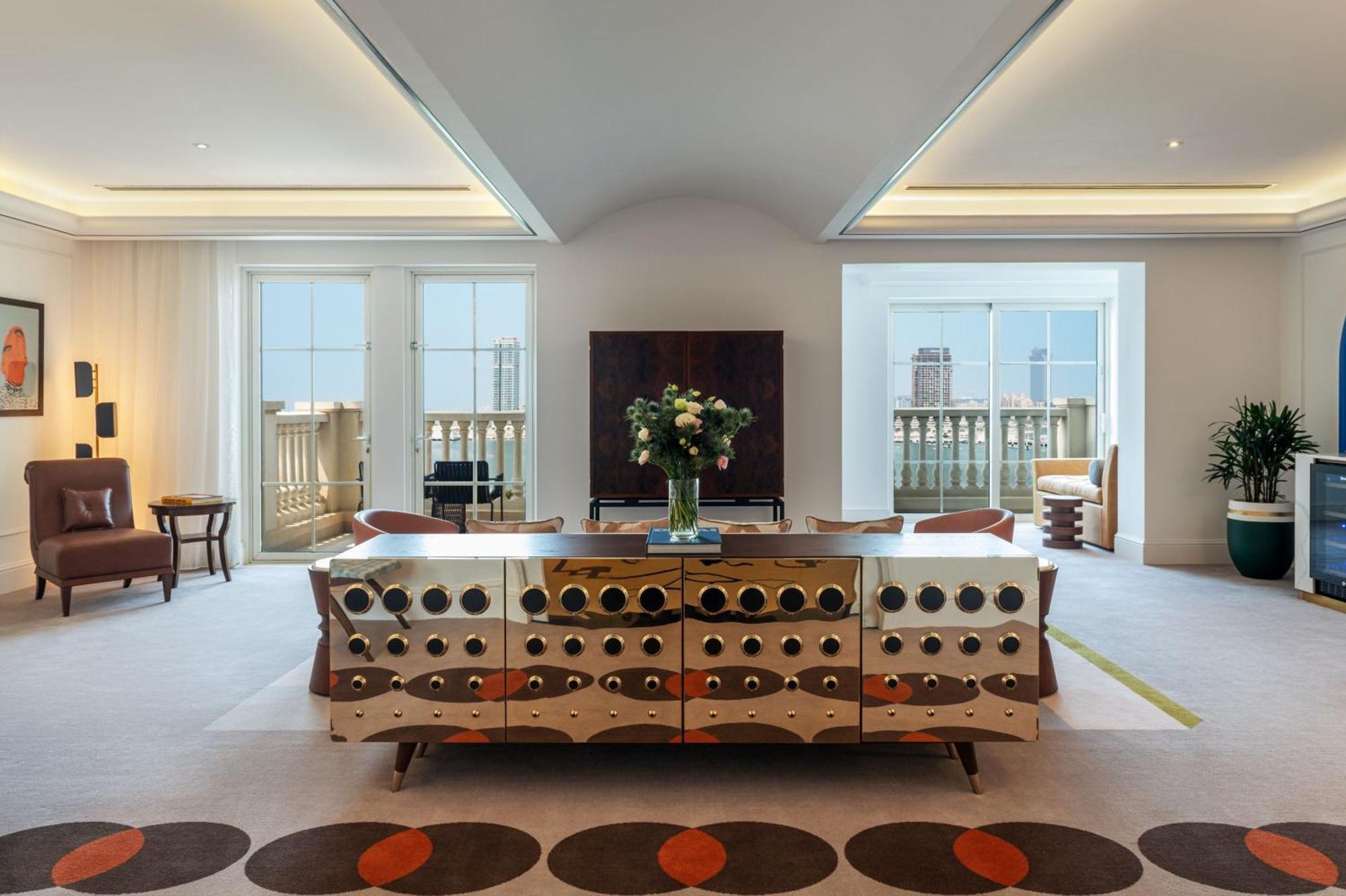 Penthouse Duplex Suite met 2 Slaapkamers en Balkon - Uitzicht op Zee - 1 Kingsize Bed - 2 Queensize Bedden - Slaapbank - Ontbijt - Vervoer van/naar Luchthaven van Dubai - Happy Hour - Afternoontea - Toegang tot de Club Lounge en Jungle Bay Waterpark