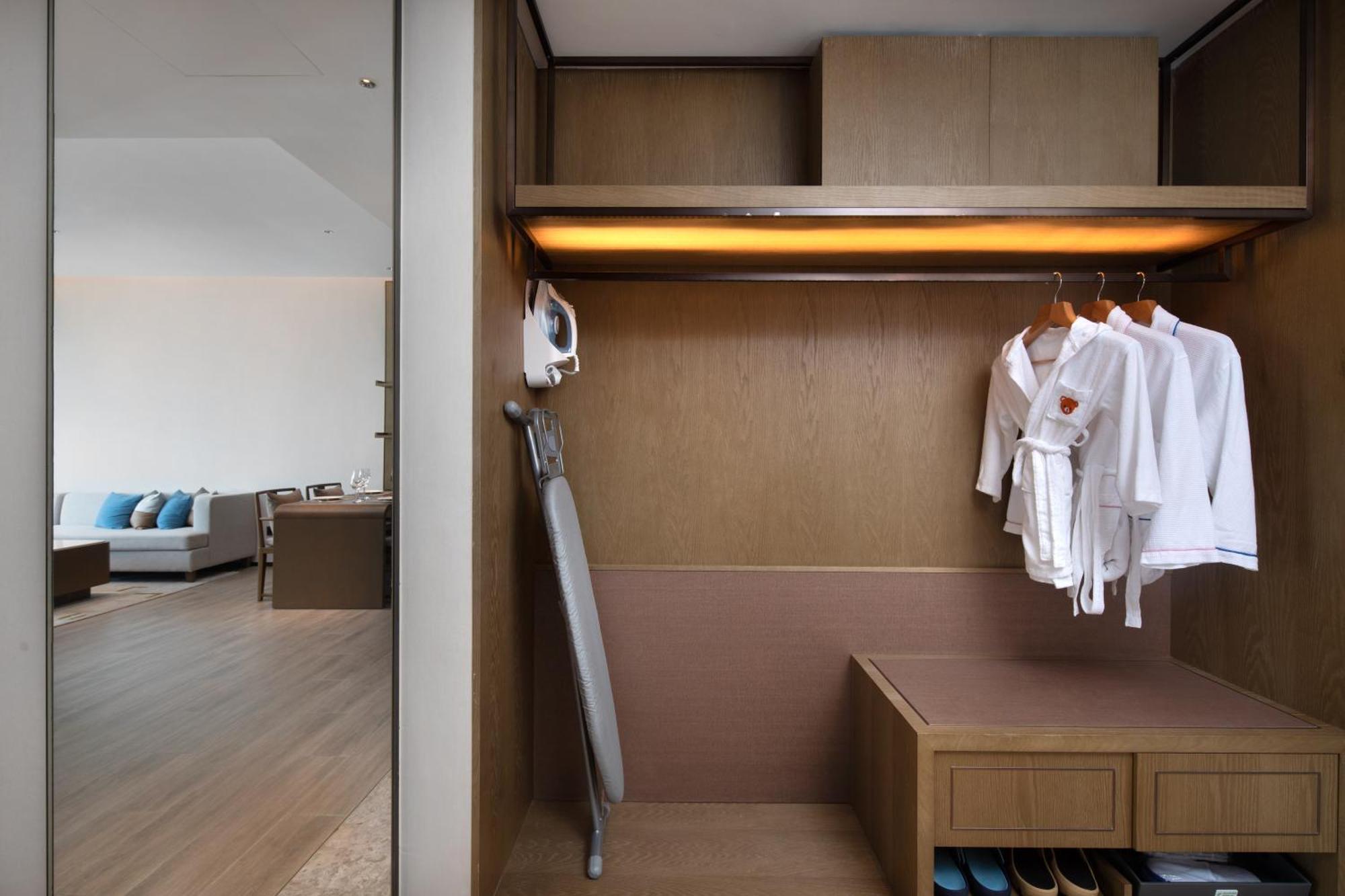 1 King 2 Twin 2 Bdrm STE Lake View(SmartToilet+Welcome fruite+free minibar+Kitchen+Free Self Laundry)