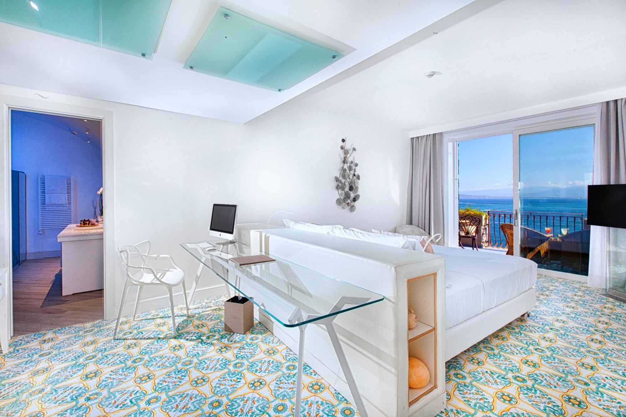 Deluxe Junior Suite with Terrace and Sea View