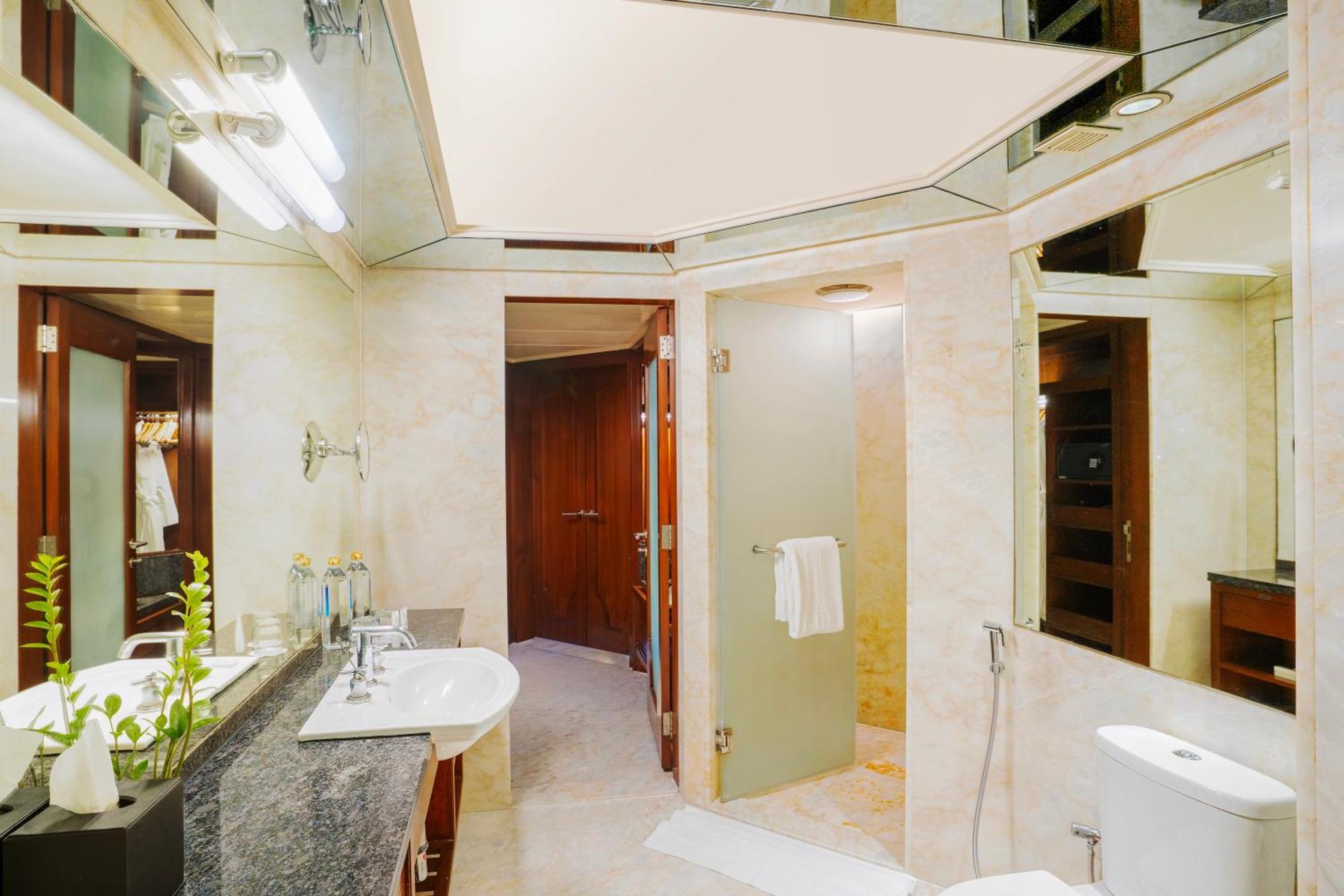 Executive Lake View King with Bathtub & Lounge Access,1541788090:JPEG