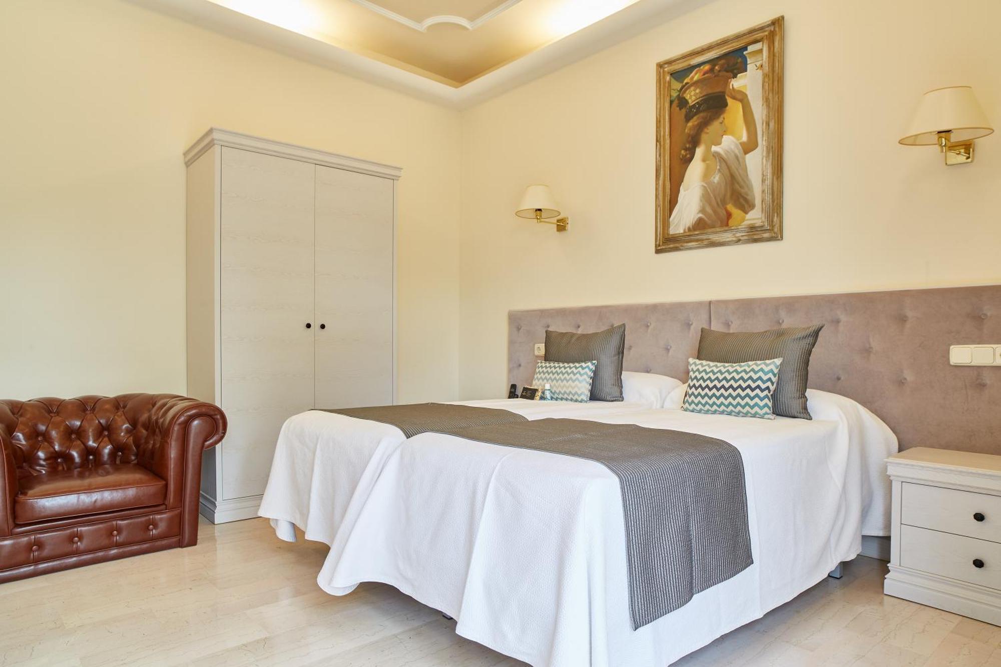 Twin Room with lateral Sea View