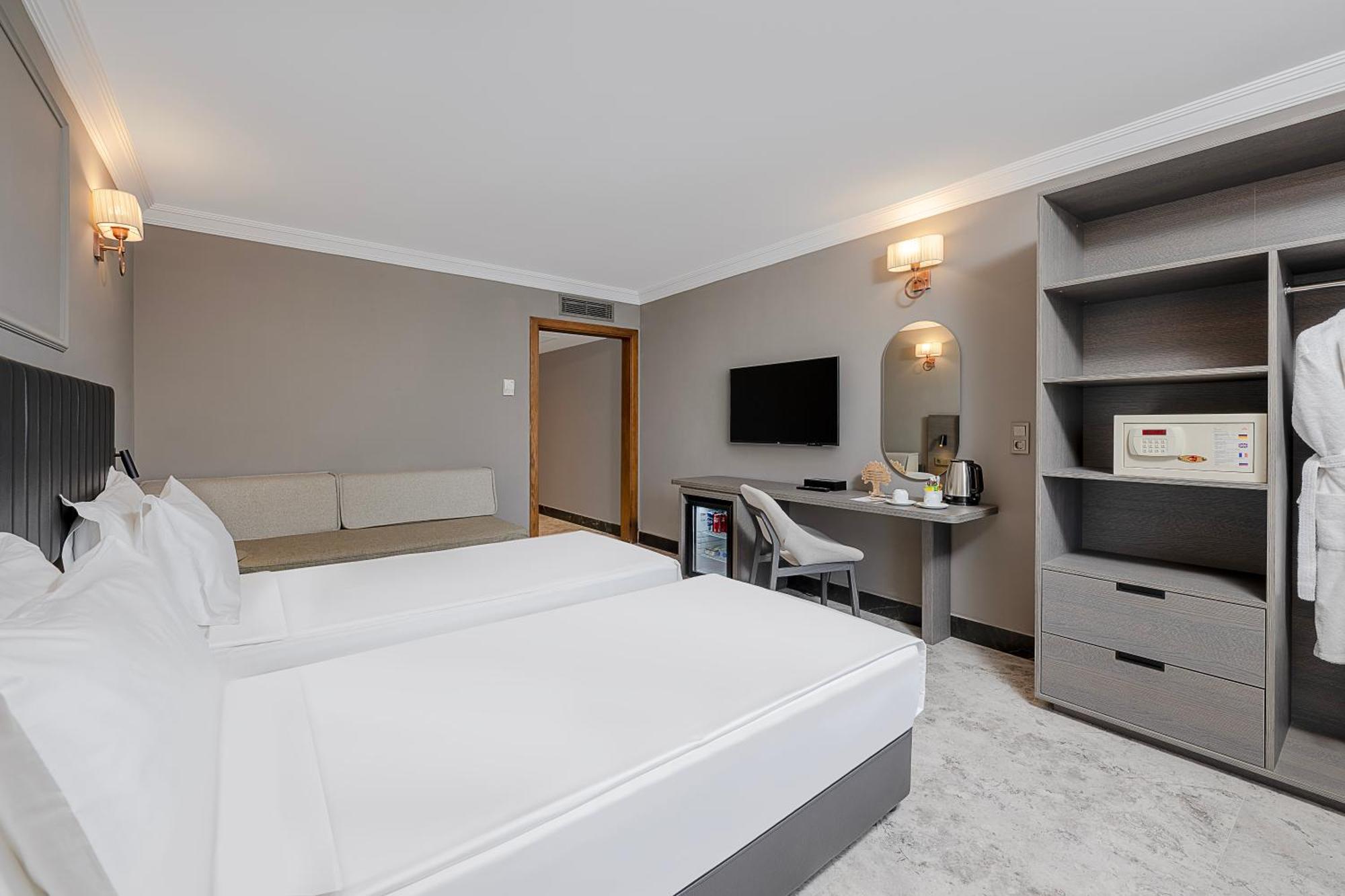 Superior Room with Land View