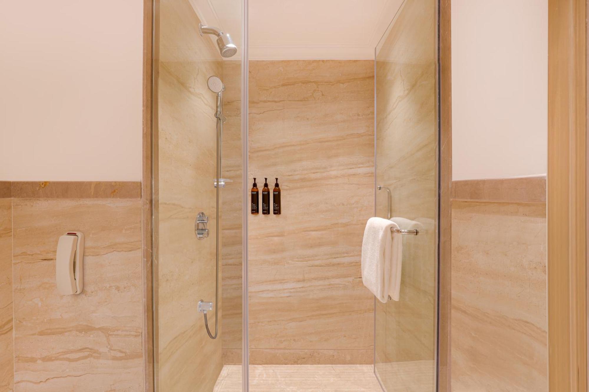 Premium King Room Happy Hours 11On select Brands onlyTiming 1700hrs – 2000hrs on SpaComplimentary Soft MinibarEarly Check Late Check-out subject to availabilityComplimentary Room Upgrade subject to avail,1541645572:JPEG