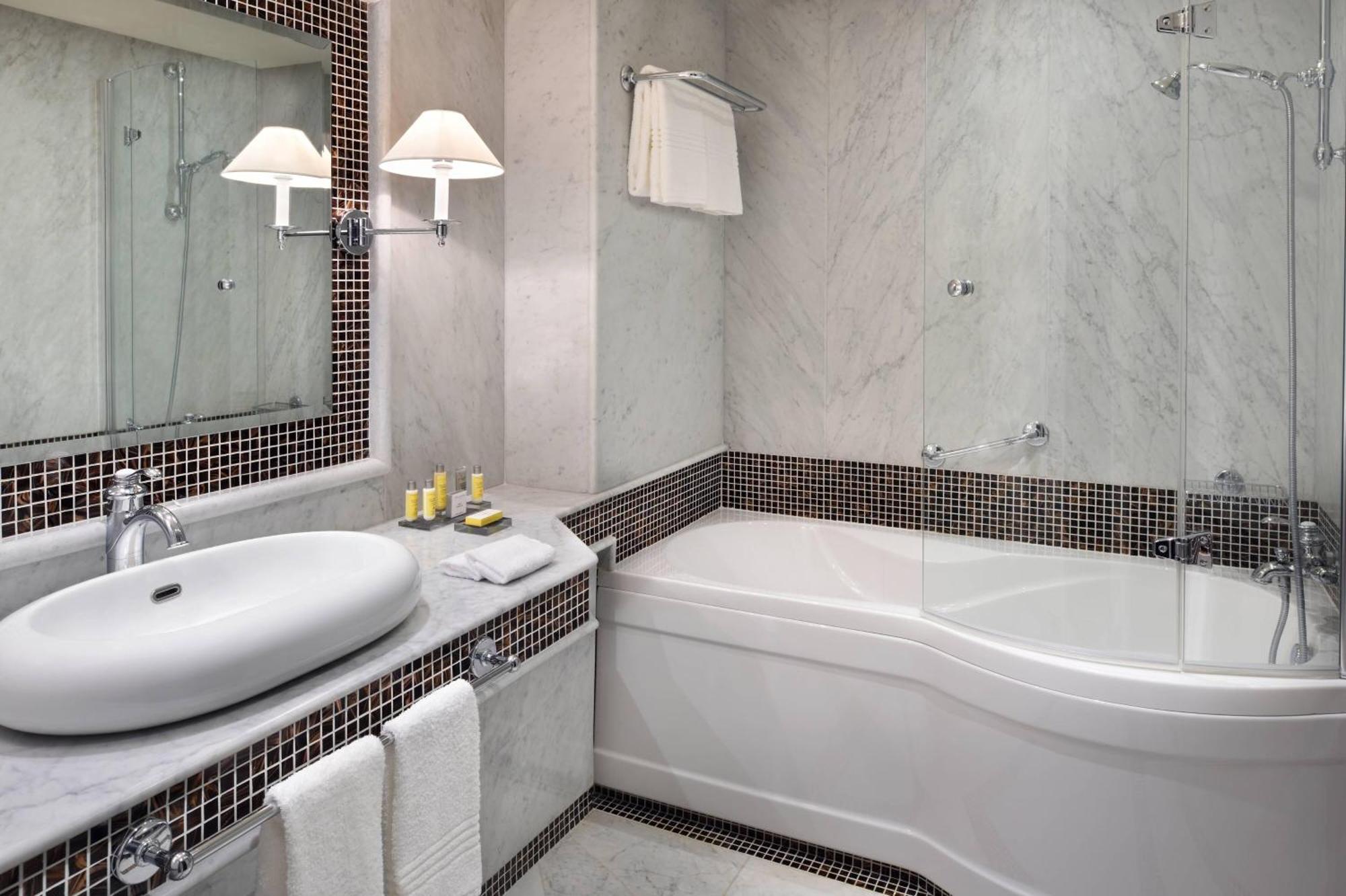 Deluxe Room, Guest room, 2 Twin/Single Bed(s), Pool view