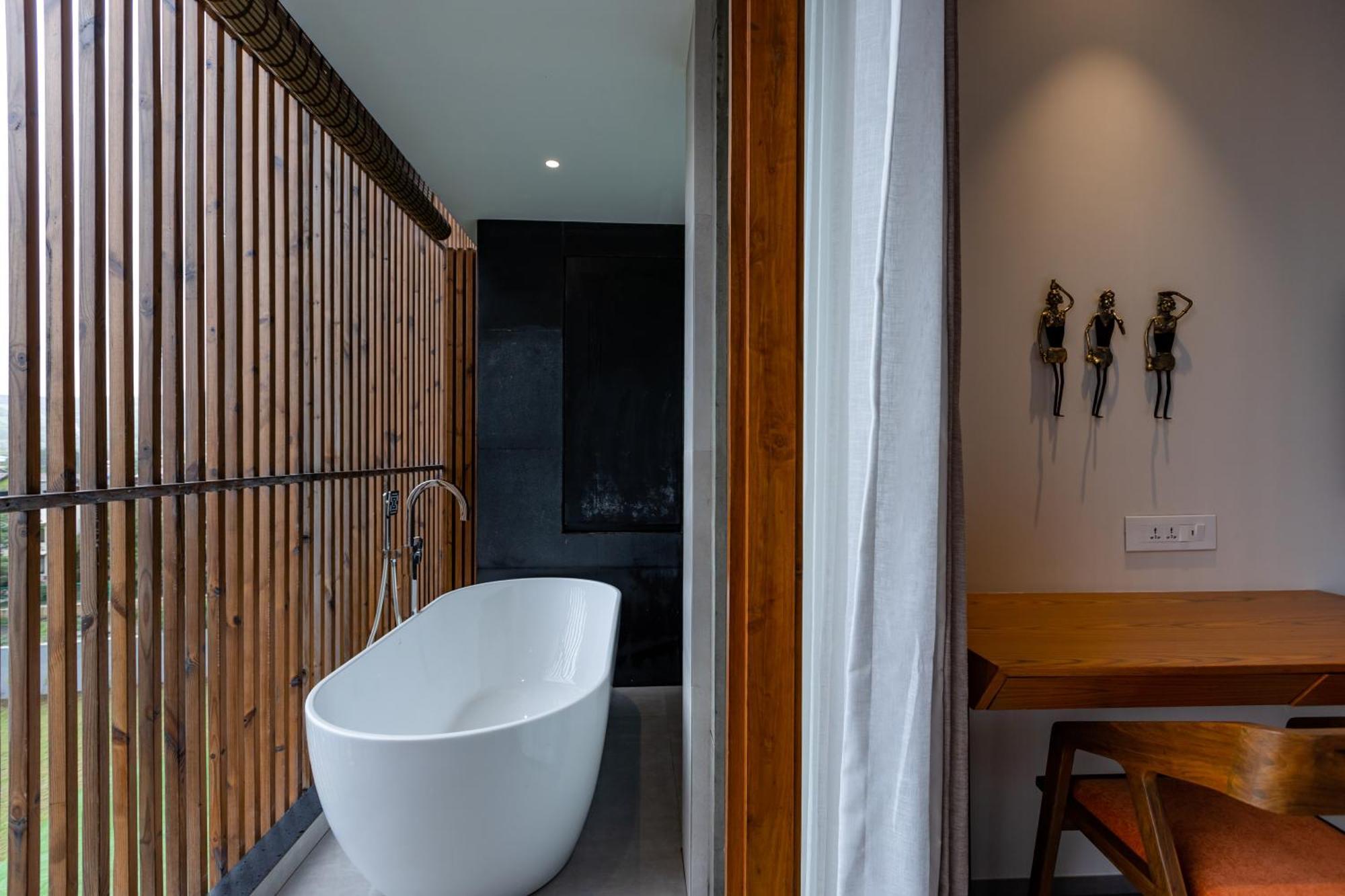 One-Bedroom Suite with 1+1 happy hours in Malhari from 12pm to 8pm,1548092197:JPEG