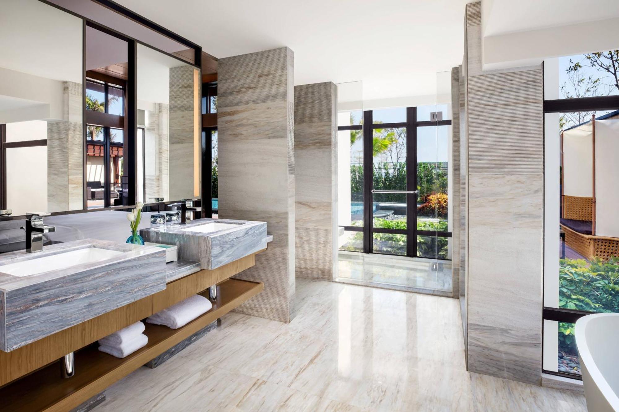 One-Bedroom Large King Villa with Balcony and Garden View