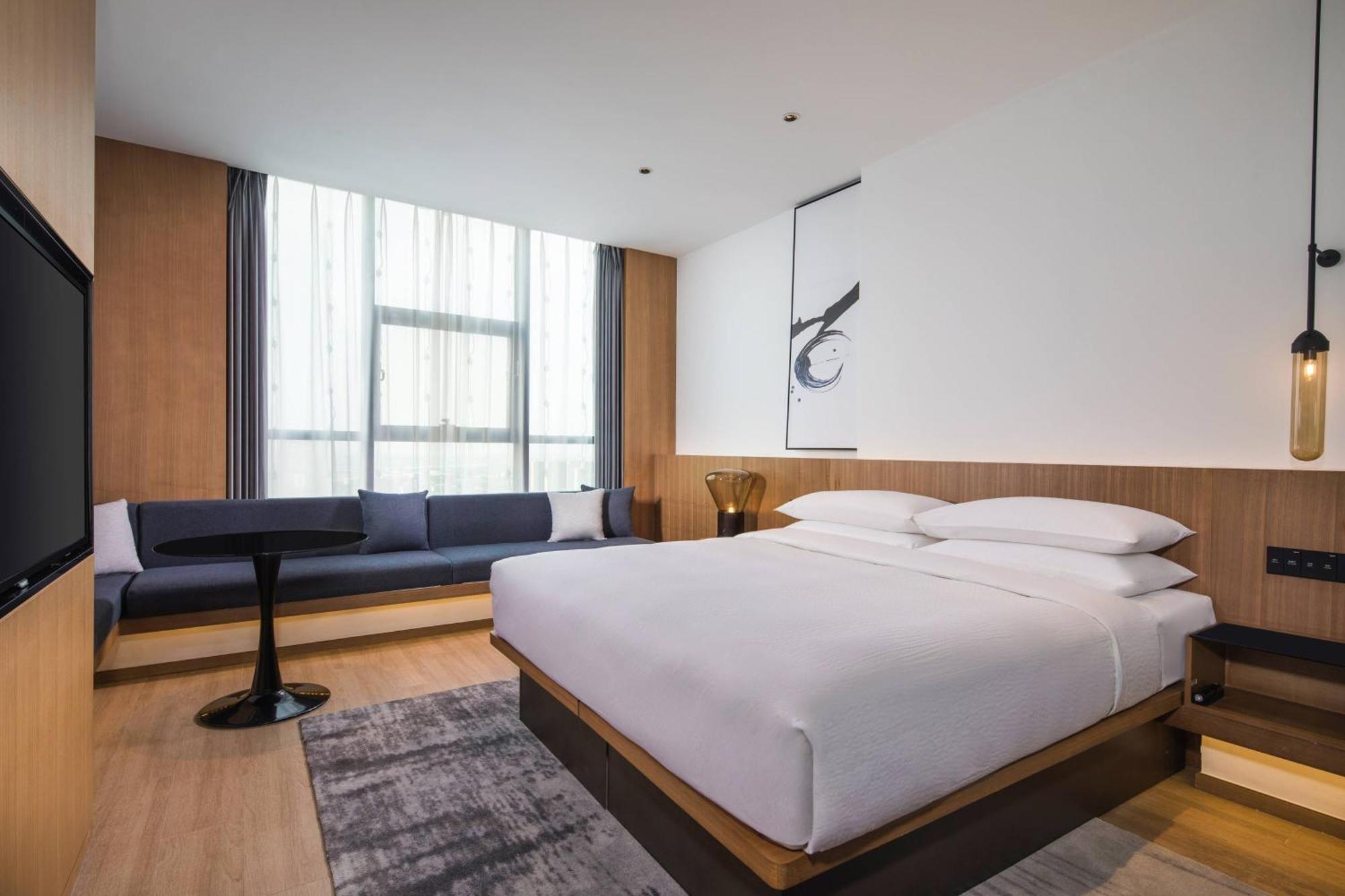 Superior, Guest room, 1 King, North Station view, City view