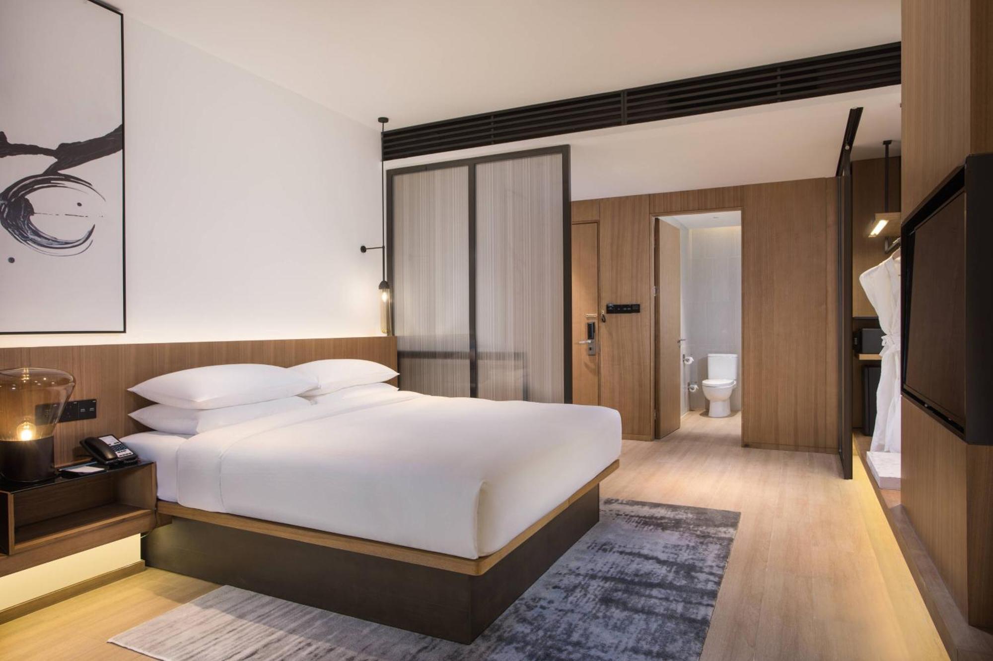 Deluxe King Room, Guest room, 1 King, North Station view