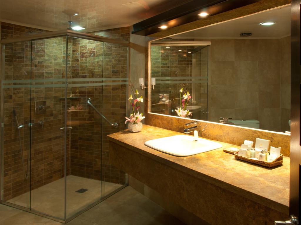 Deluxe King Suite