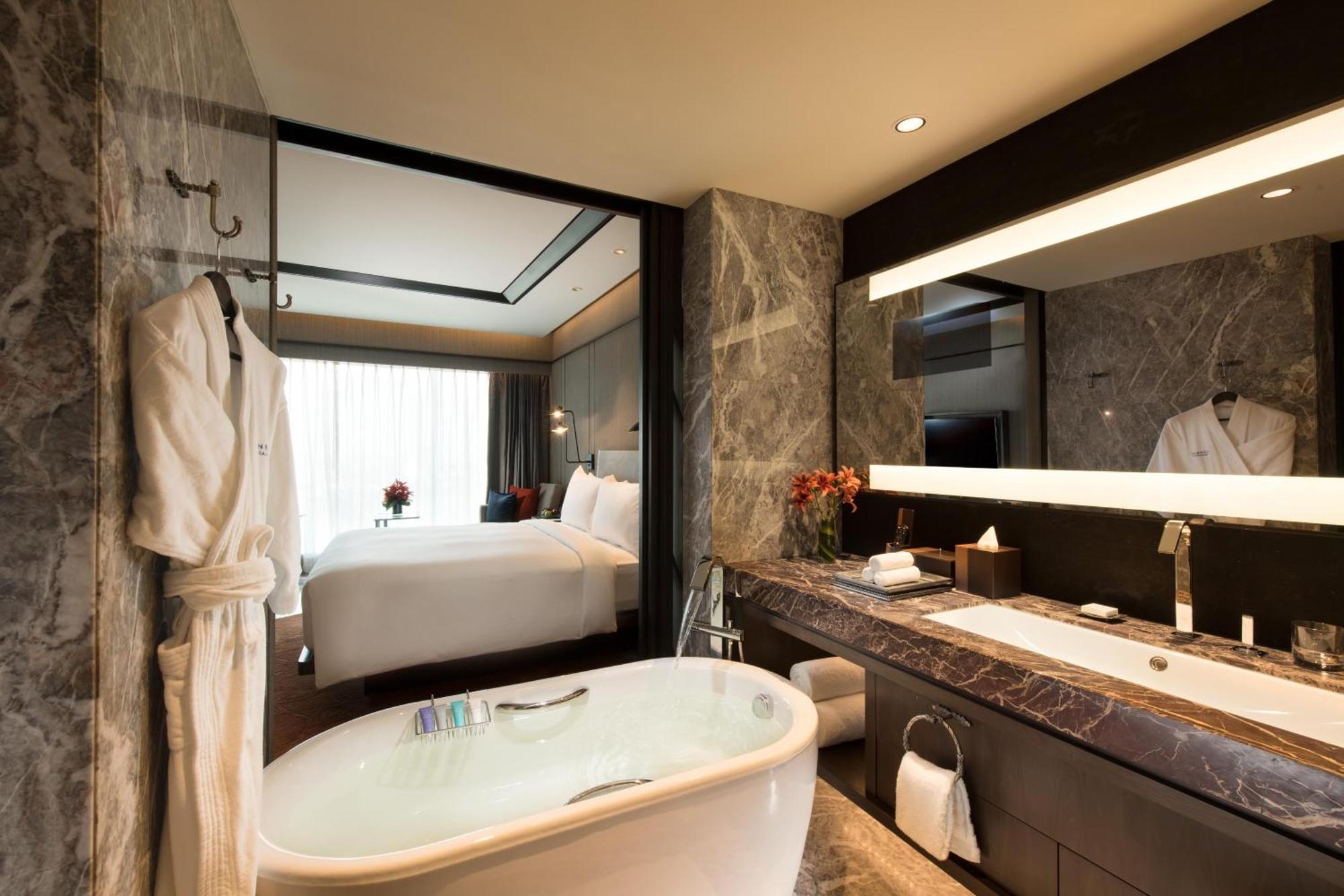 Deluxe King Room Lake View Bath Tub High Floor,1544769403:JPEG