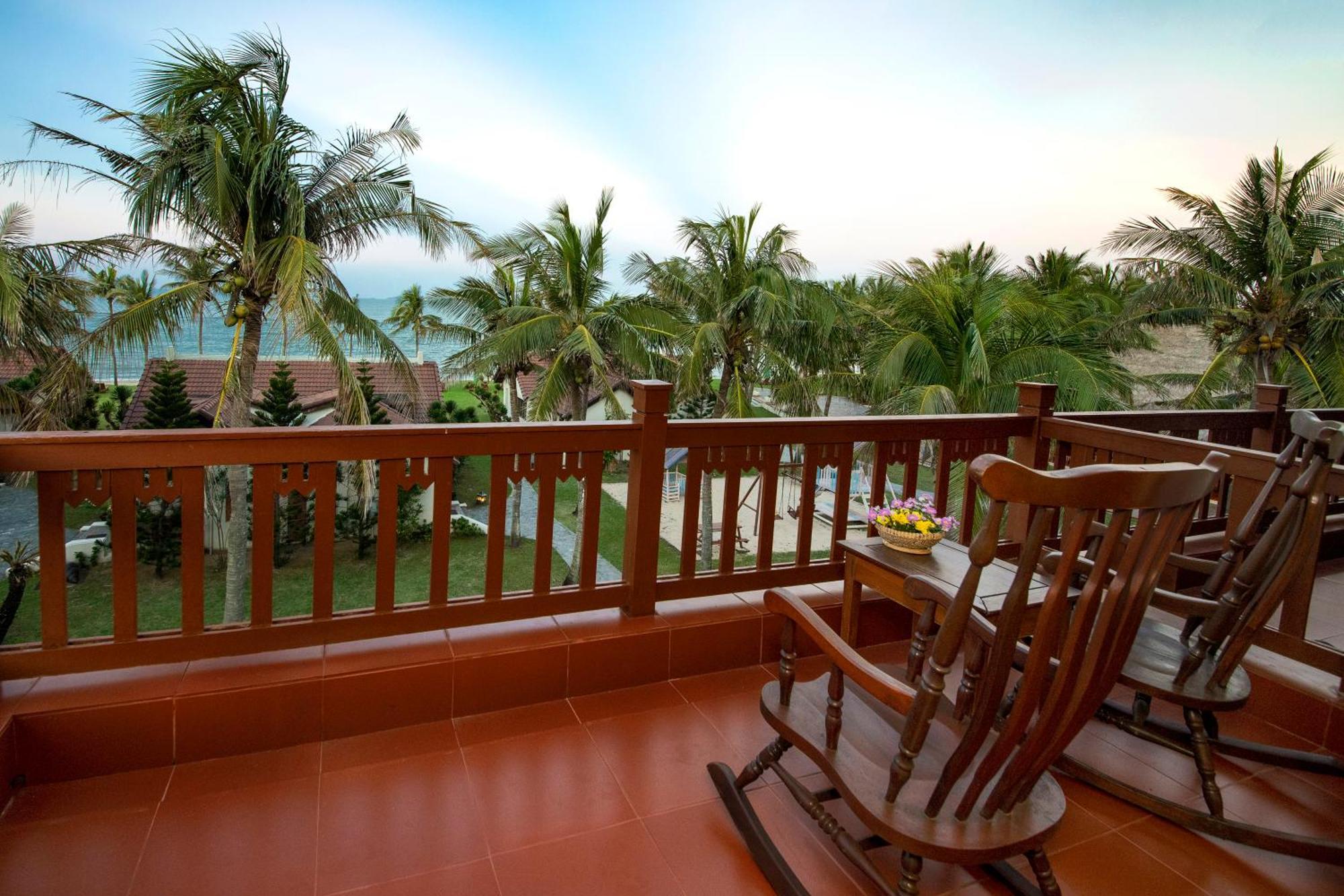 Superior Double or Twin Room with Partial Sea View