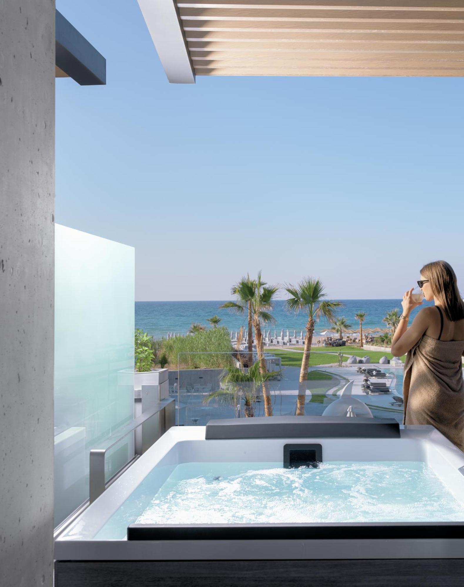 Nautilux Suite with Hot Tub & Sea View