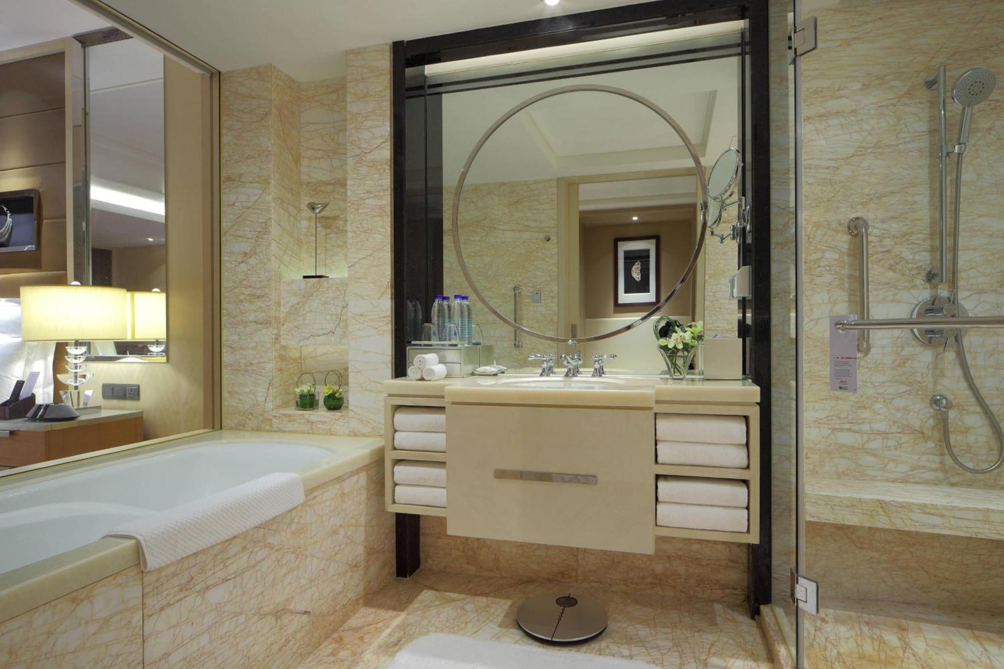 Grand Premier King Room Mall View