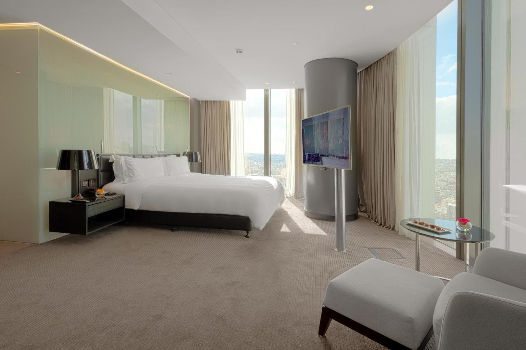 Large Corner High Floor Room King Bed City View
