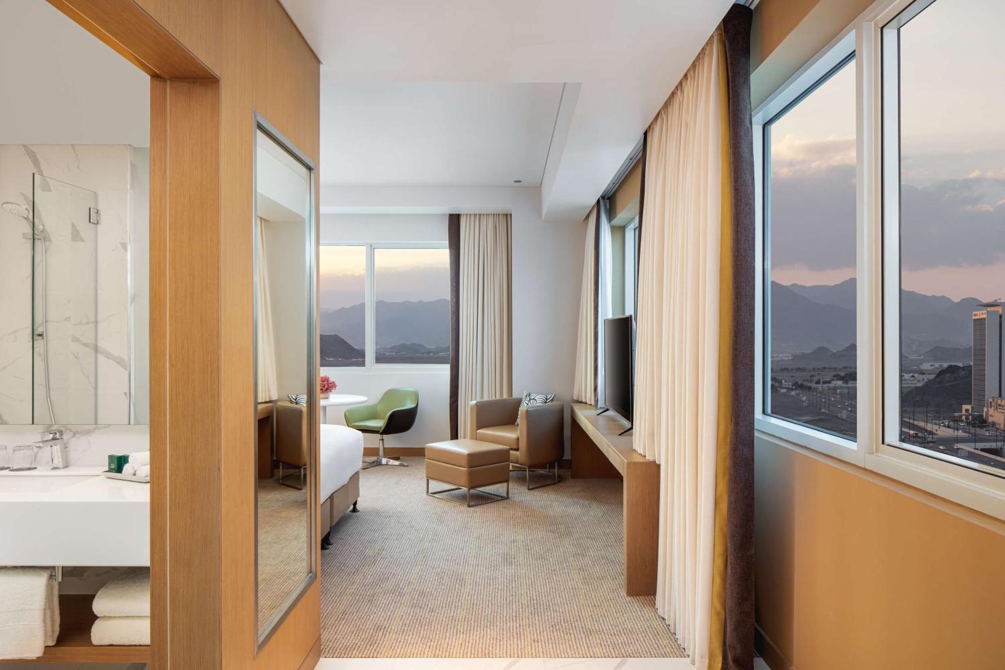Deluxe Corner King Room