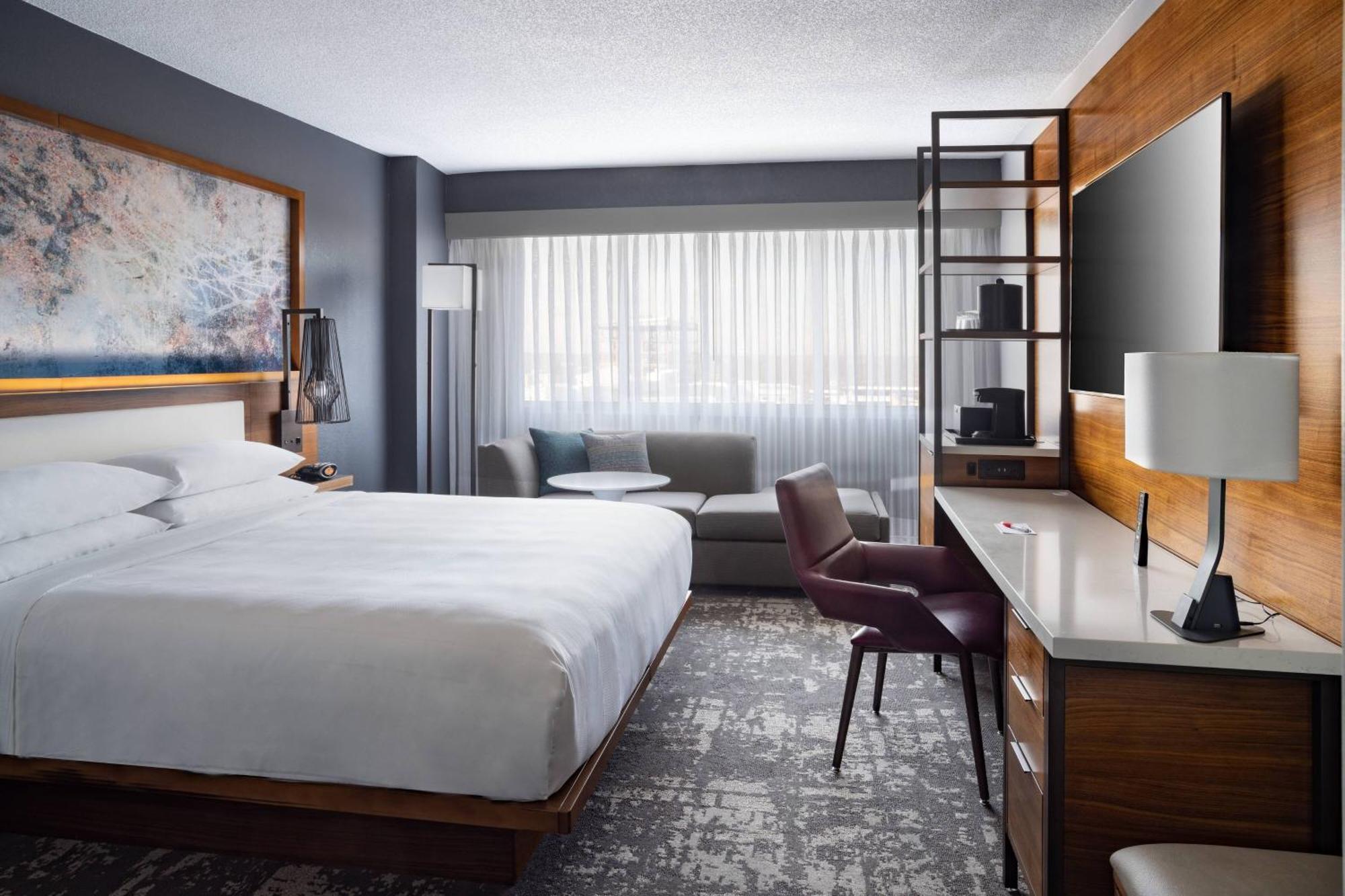 King Room with Adapted Tub - Mobility and Hearing Accessible