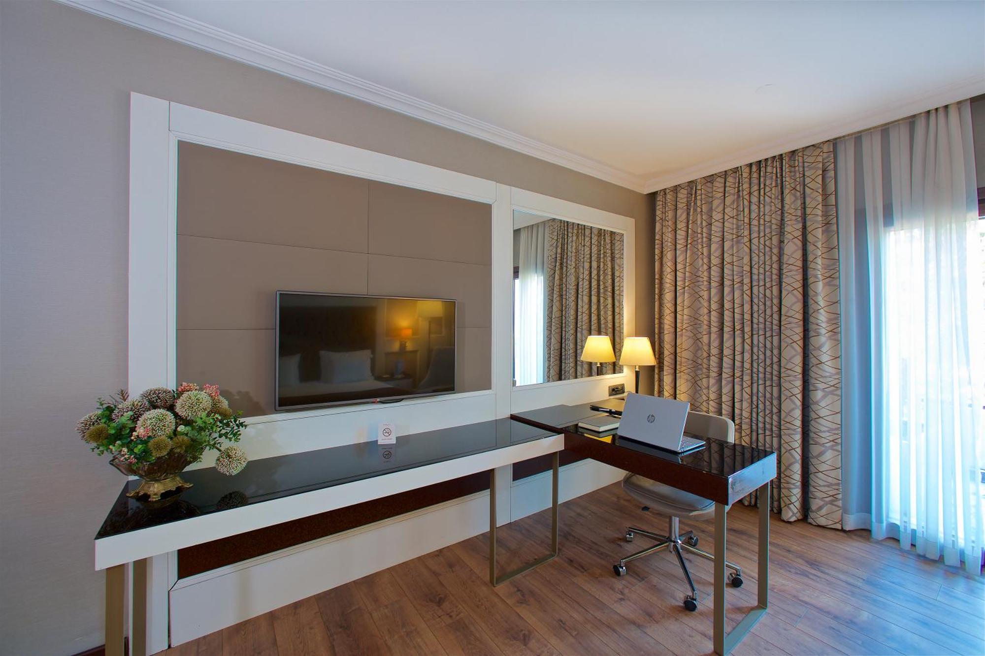 Deluxe Room with Three Twin Beds - Non-Smoking
