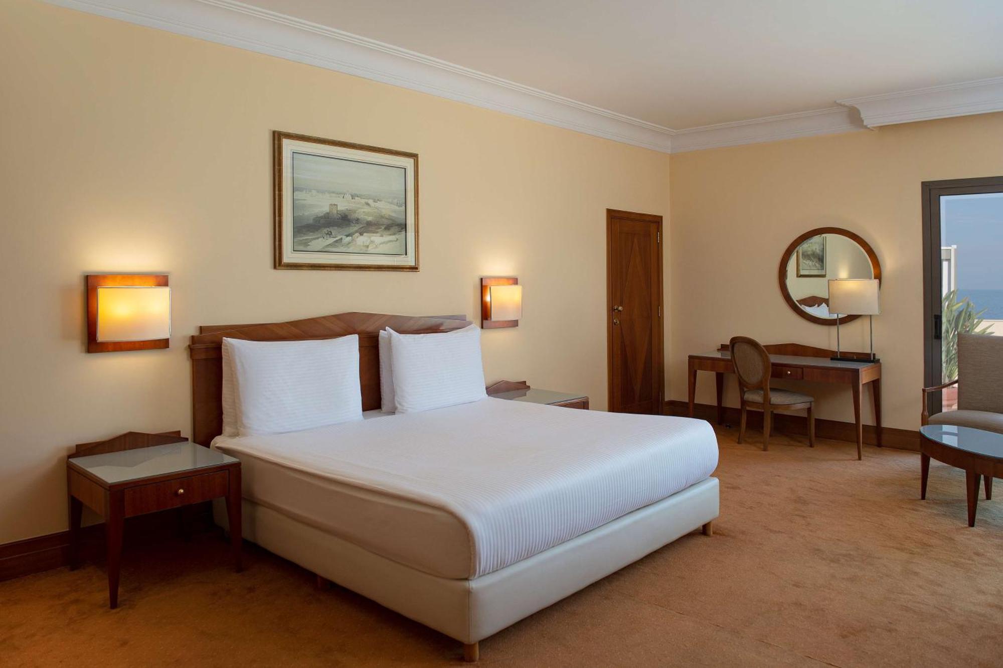 Suite with Lounge Access