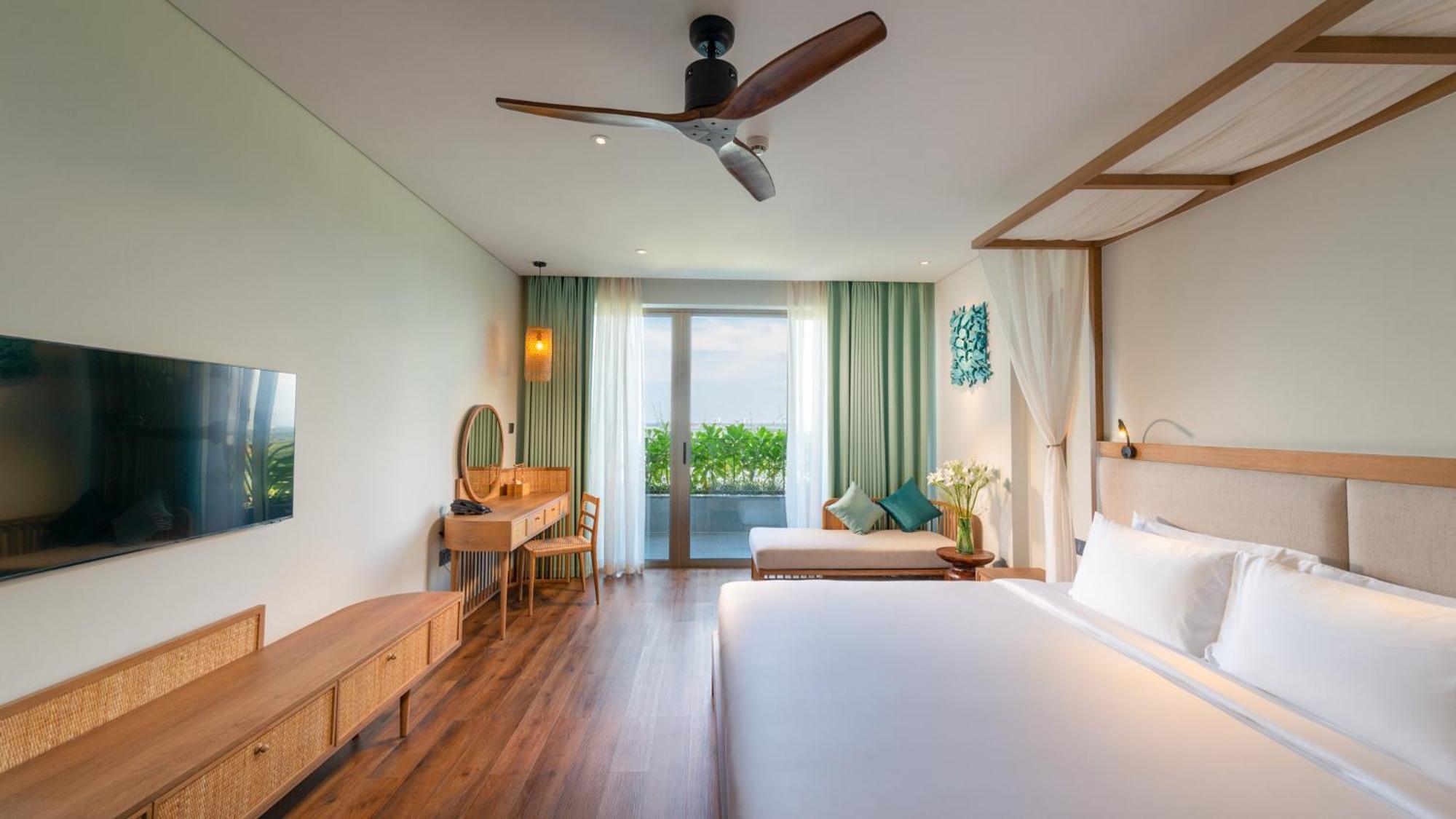 Deluxe River View King bed