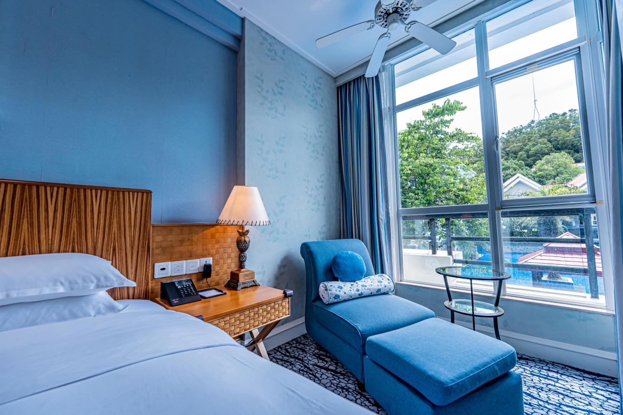 Poolside Superior King Room