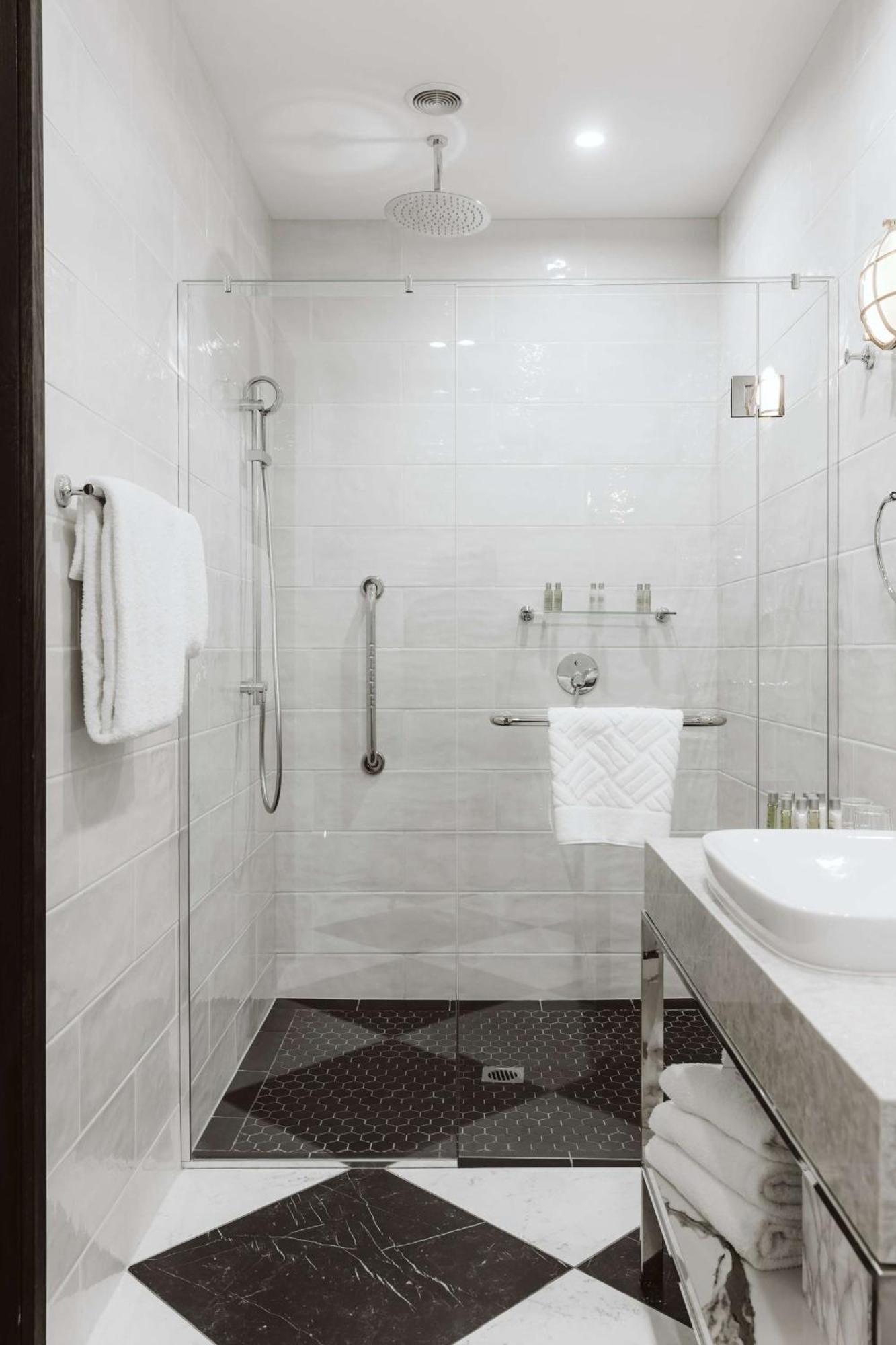 King Guest Room,1552611334:JPEG