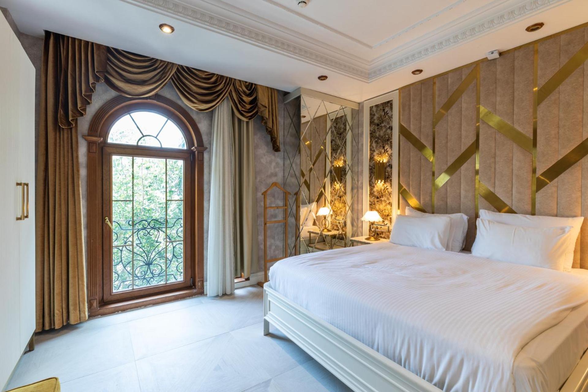 Presidental Suite with Jetted Tub