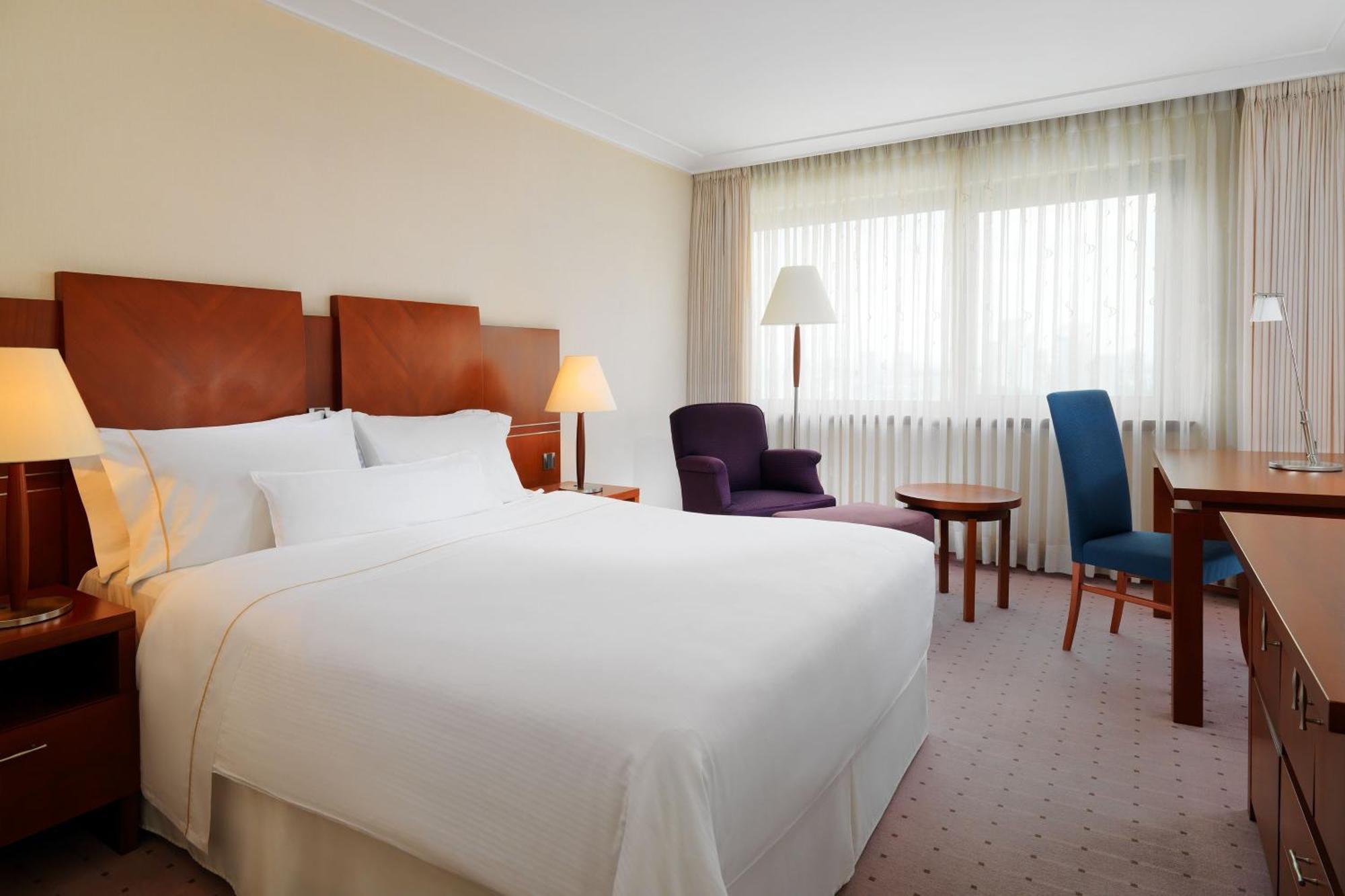 Deluxe Queen Non Smoking, Guest room, 1 Queen, City view
