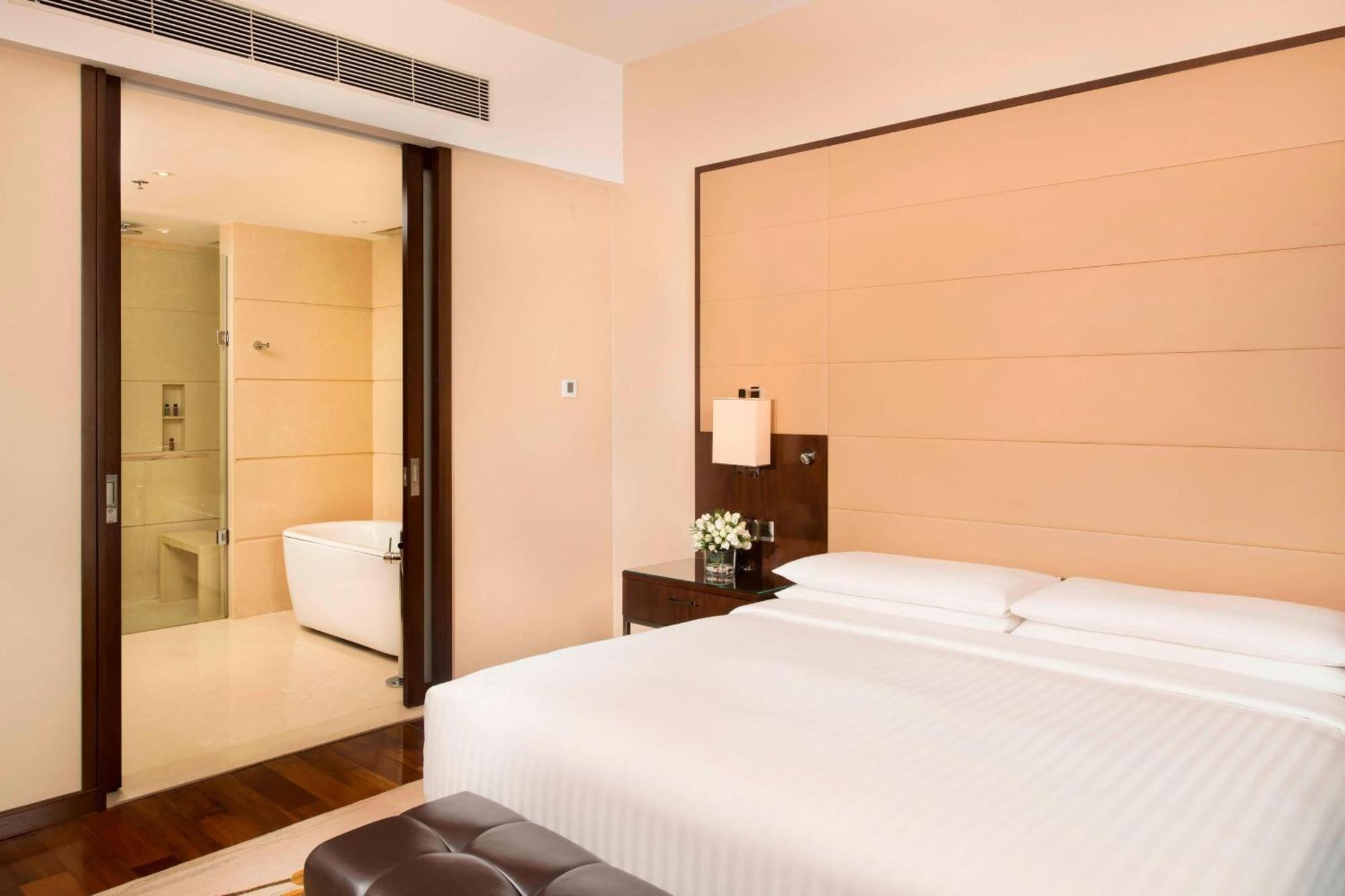 Club Suite Executive lounge access 1 Bedroom Suite 1 King,1555786225:JPEG