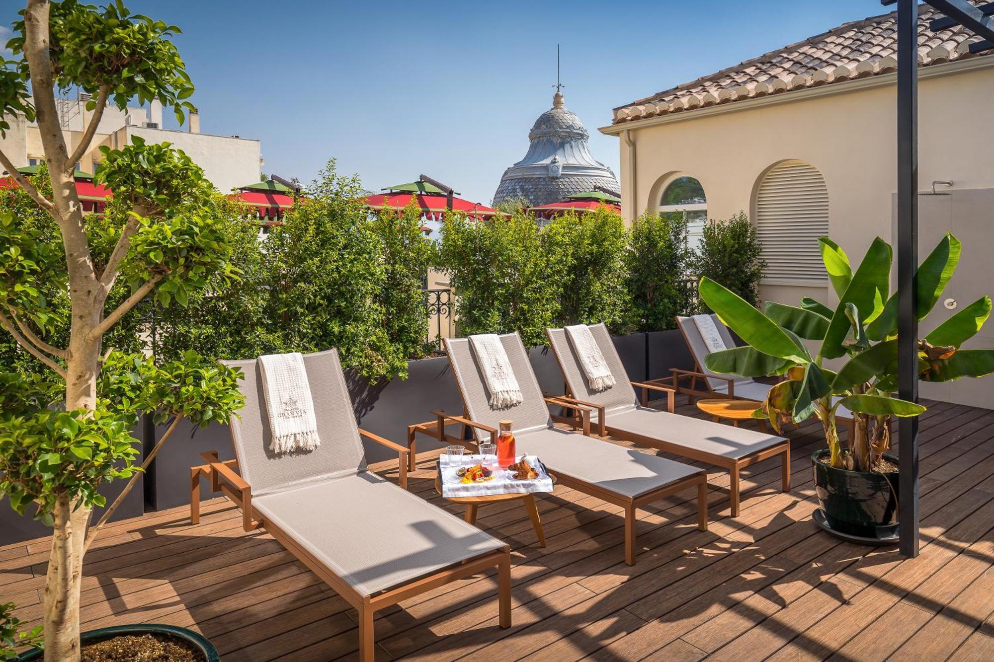 Royal Suite (2 Adults + 2 Children)
