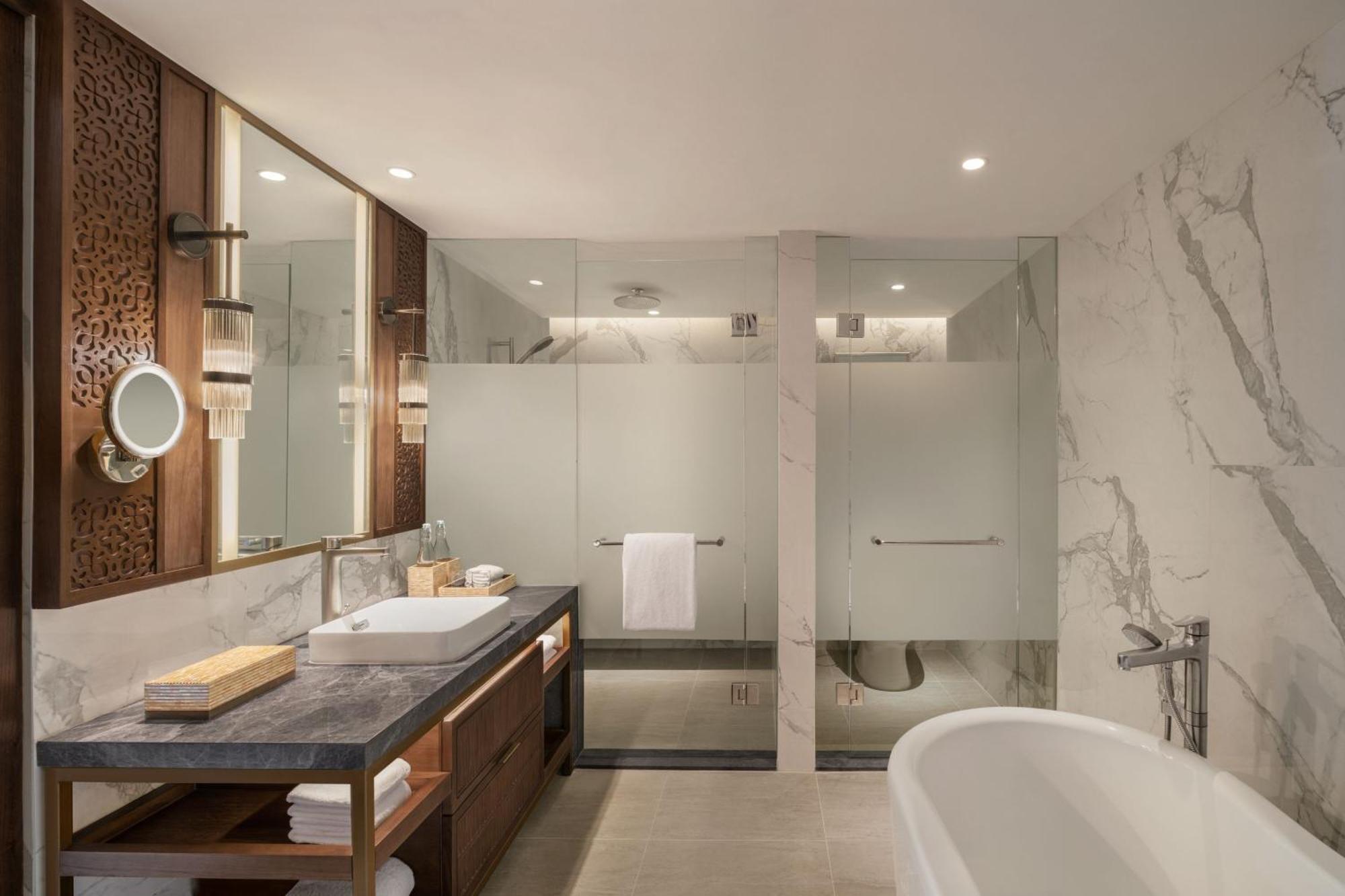 Ocean View Suite, 1 Bedroom Bi-level Suite, 1 King, Balcony with Free Daily Activity