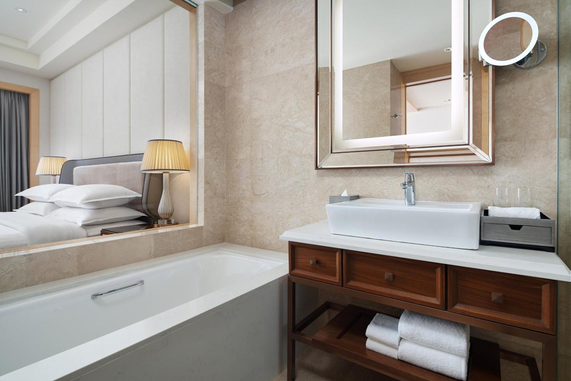 Executive Club Suite, Club lounge access, 1 King