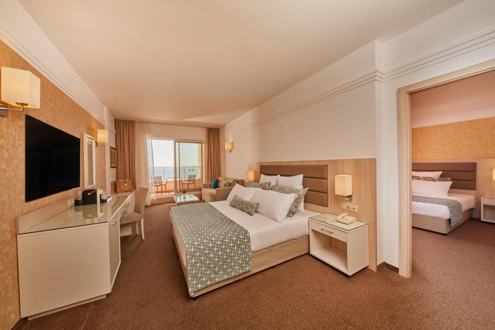 Family Frontal Sea View