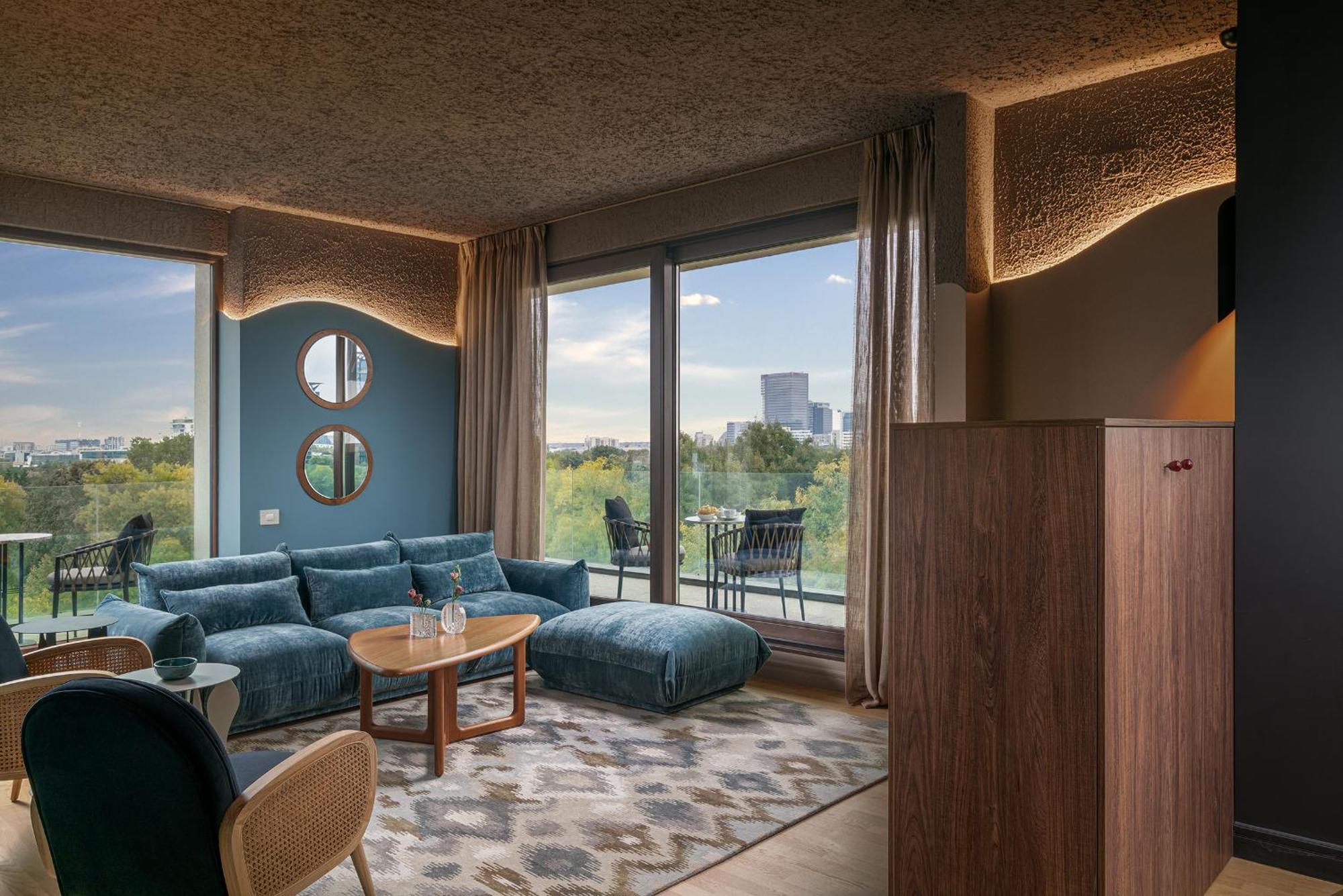 Three-Bedroom Apartment with Lake View