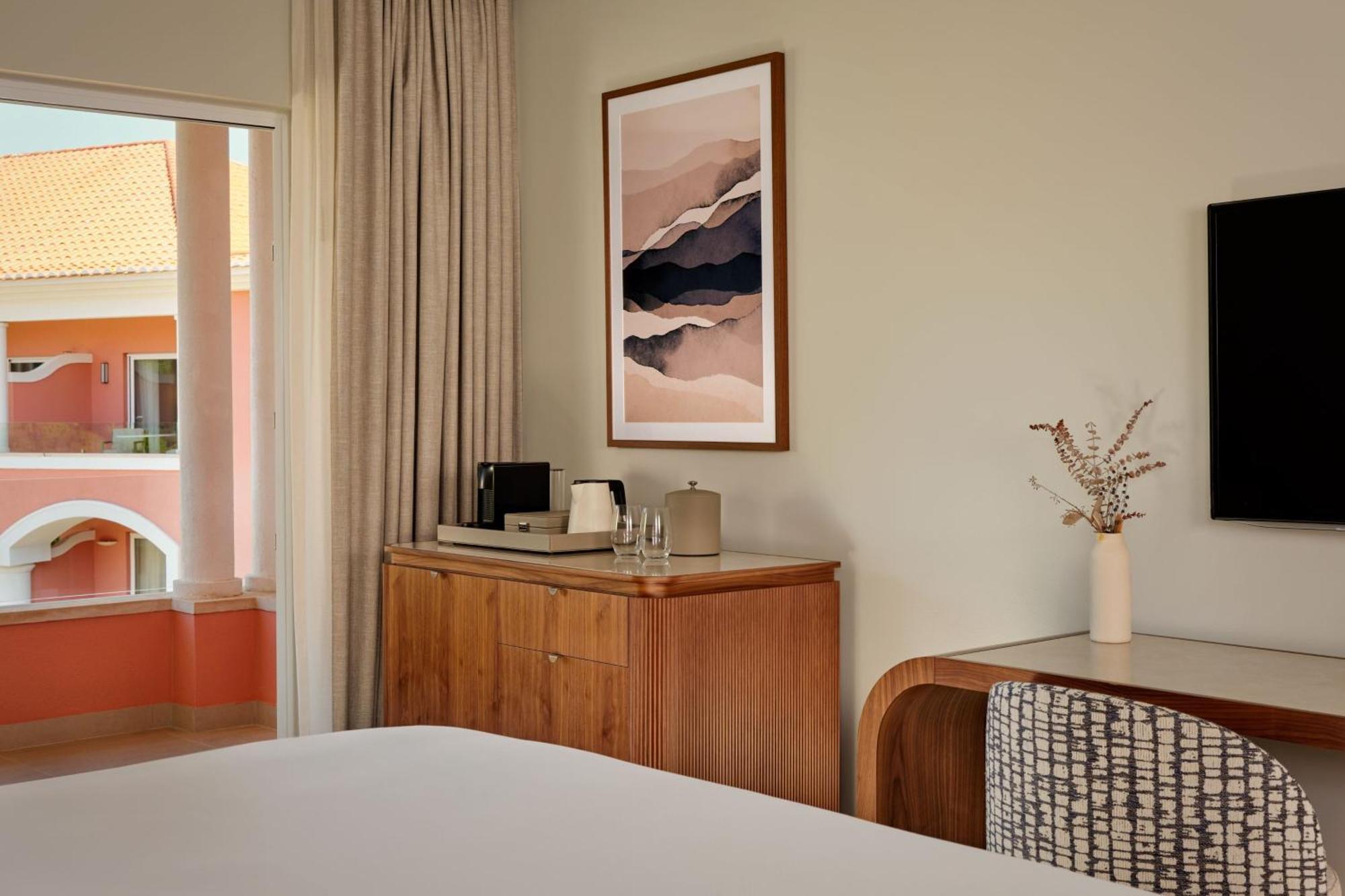 Deluxe Room with One King or Twin Beds