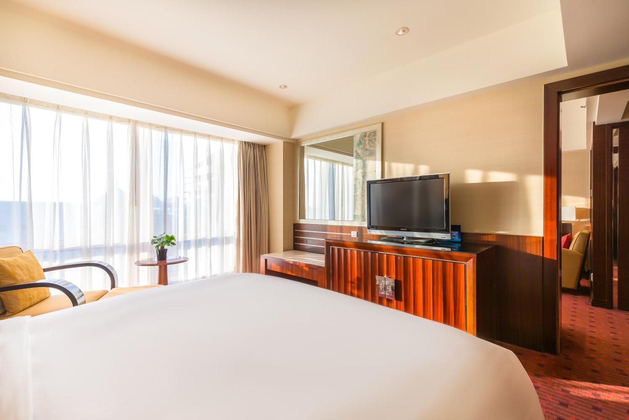 Executive Suite,1565545771:JPEG