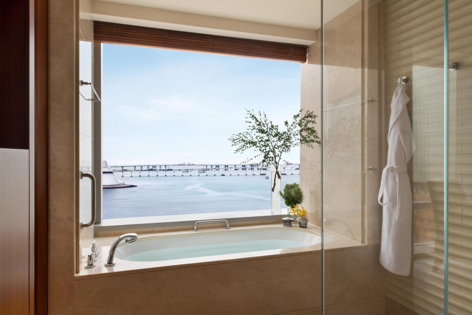 Mandarin Premier King Room with Sea and Lake View