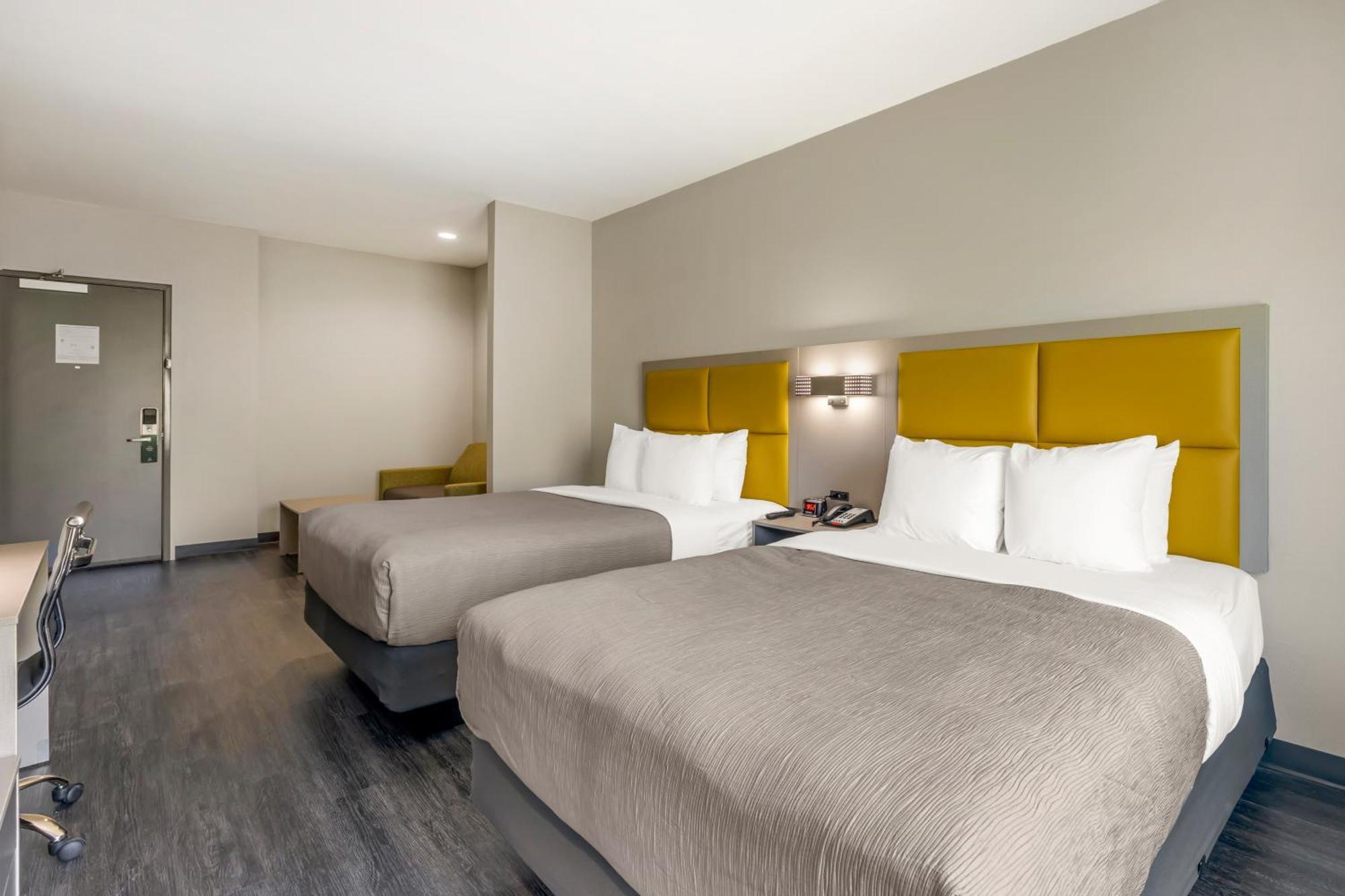 Queen Suite with Two Queen Beds and Sofa - Non Smoking