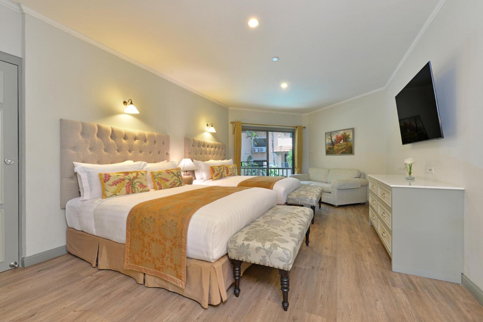 Double Room with Balcony and Pool View