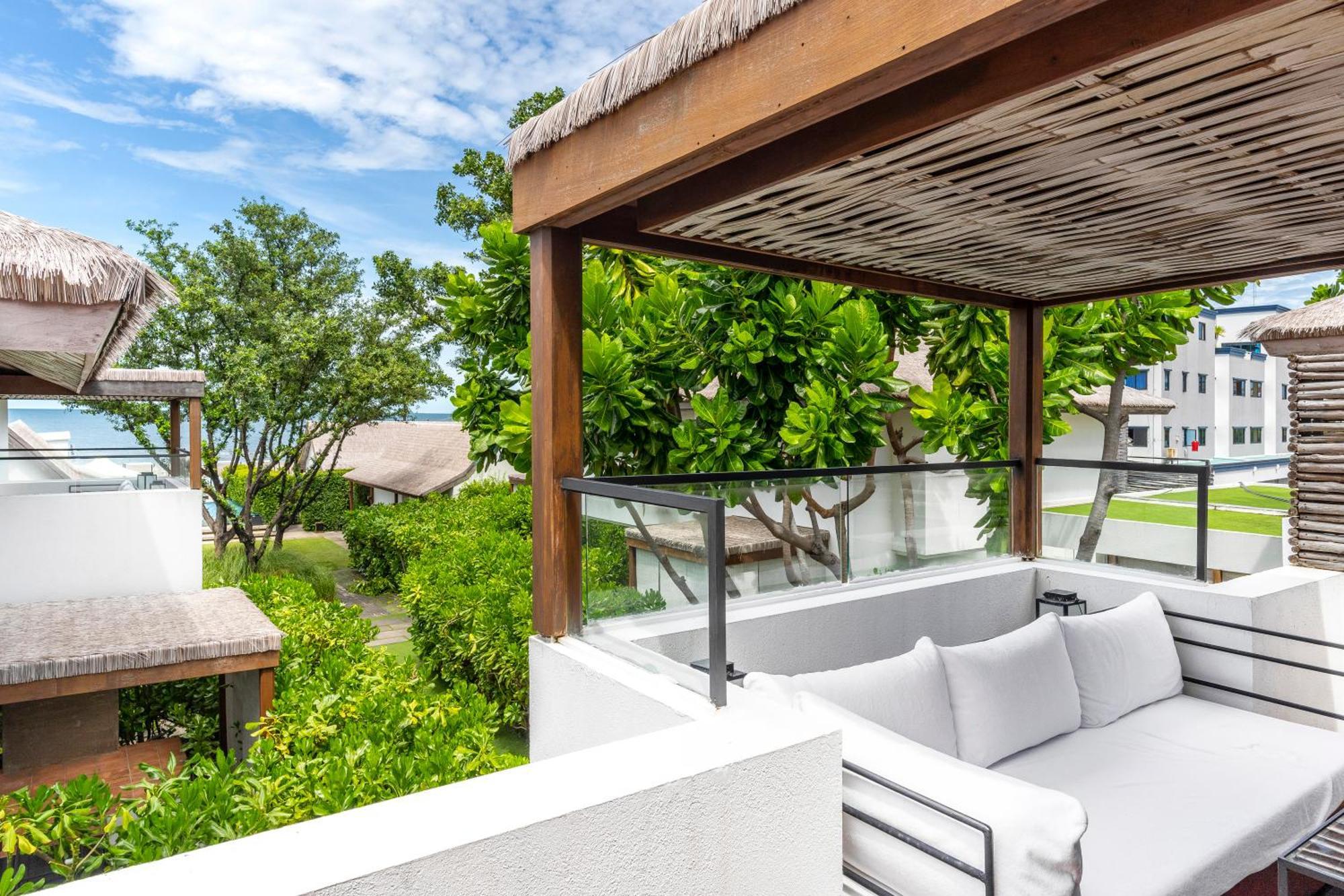 Oceanbed Jacuzzi Villa