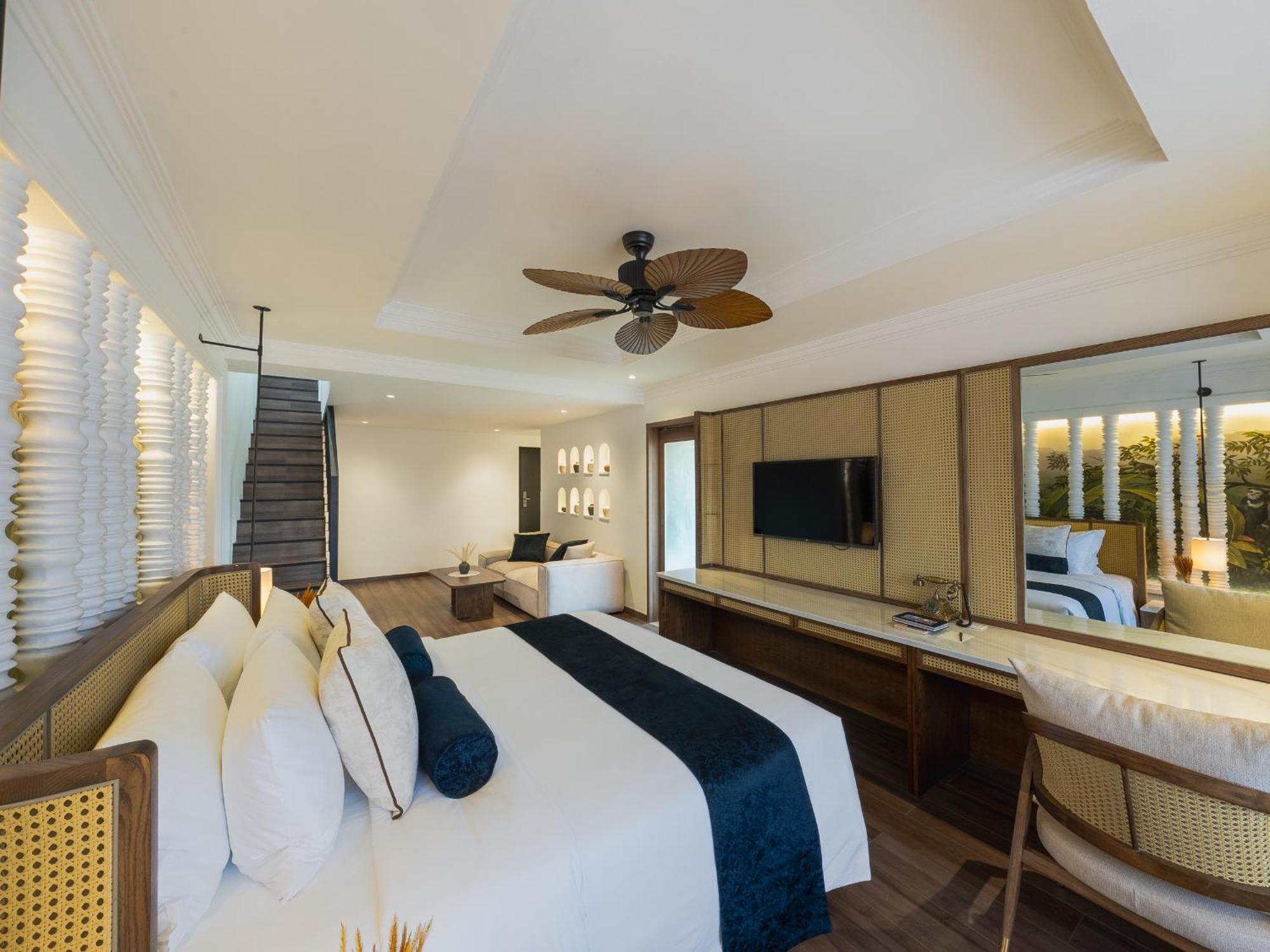 Duplex Junior Suite with Private Pool - A bottle of wine High and Tea