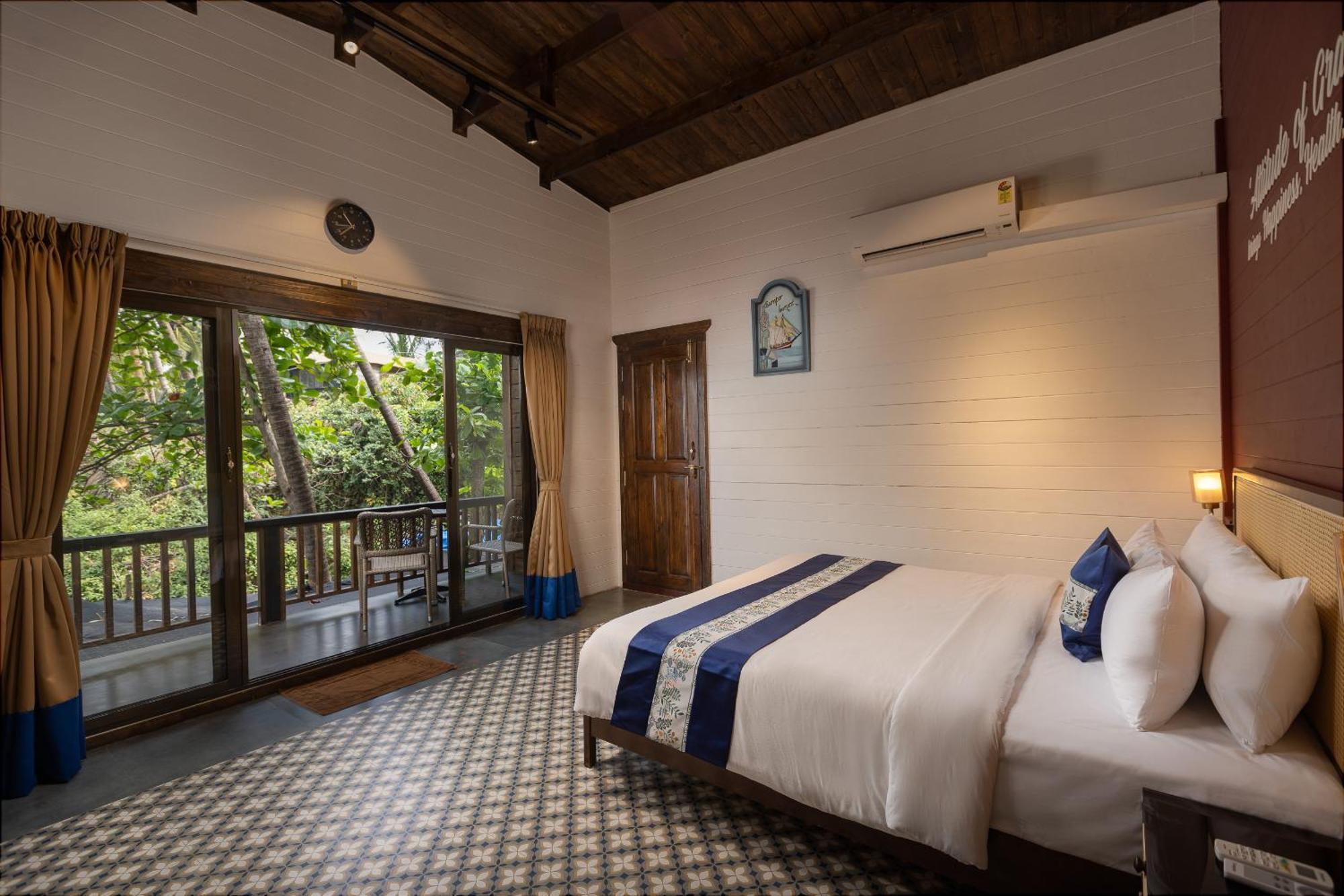 Cliffside Bliss with Outdoor Jacuzzi (Gratitude)