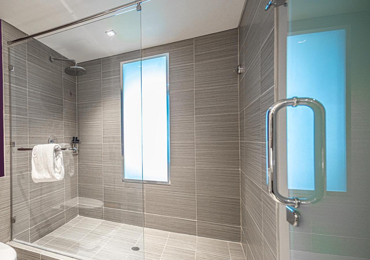 Suite with City View,1594691396:JPEG