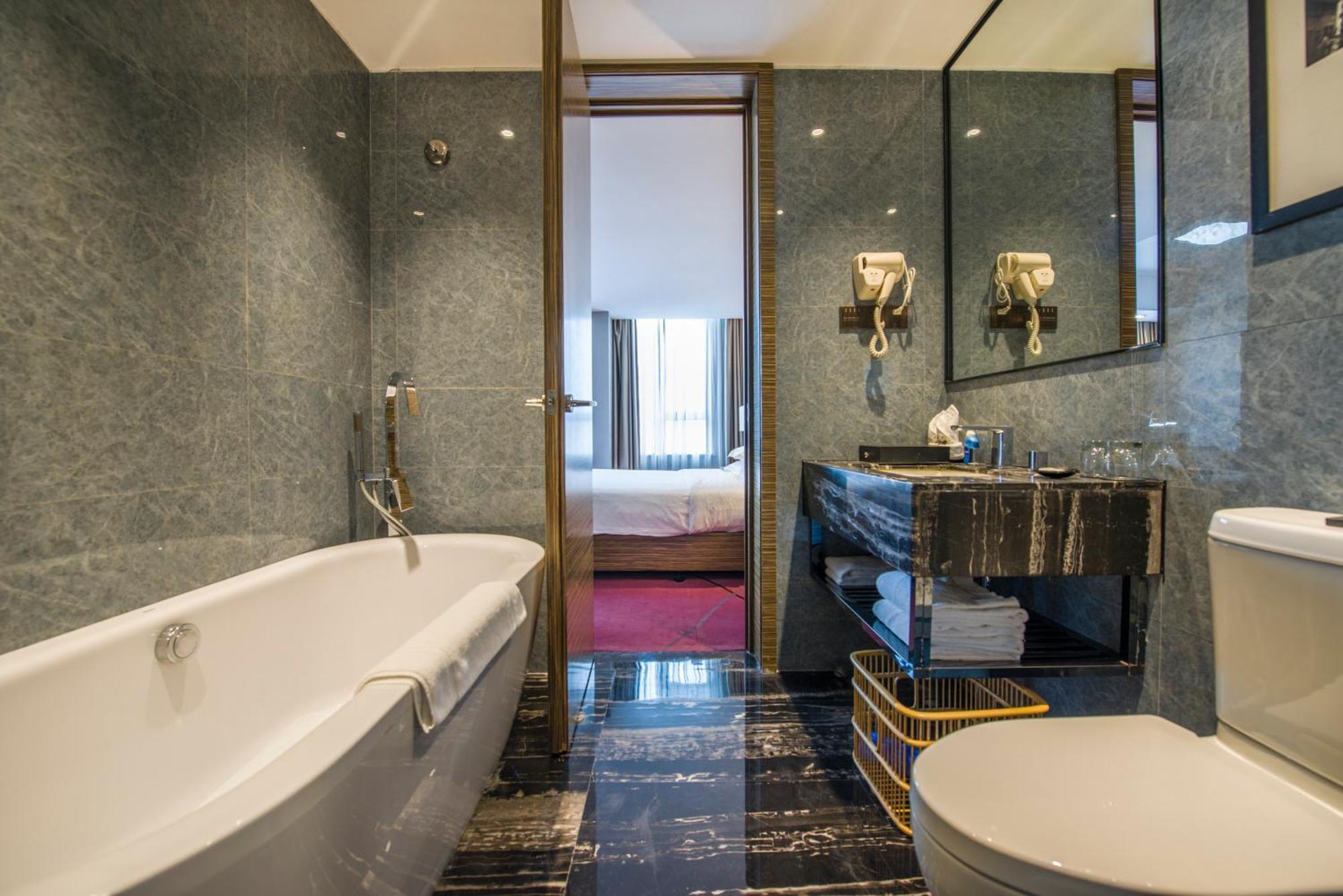 Deluxe Queen Room