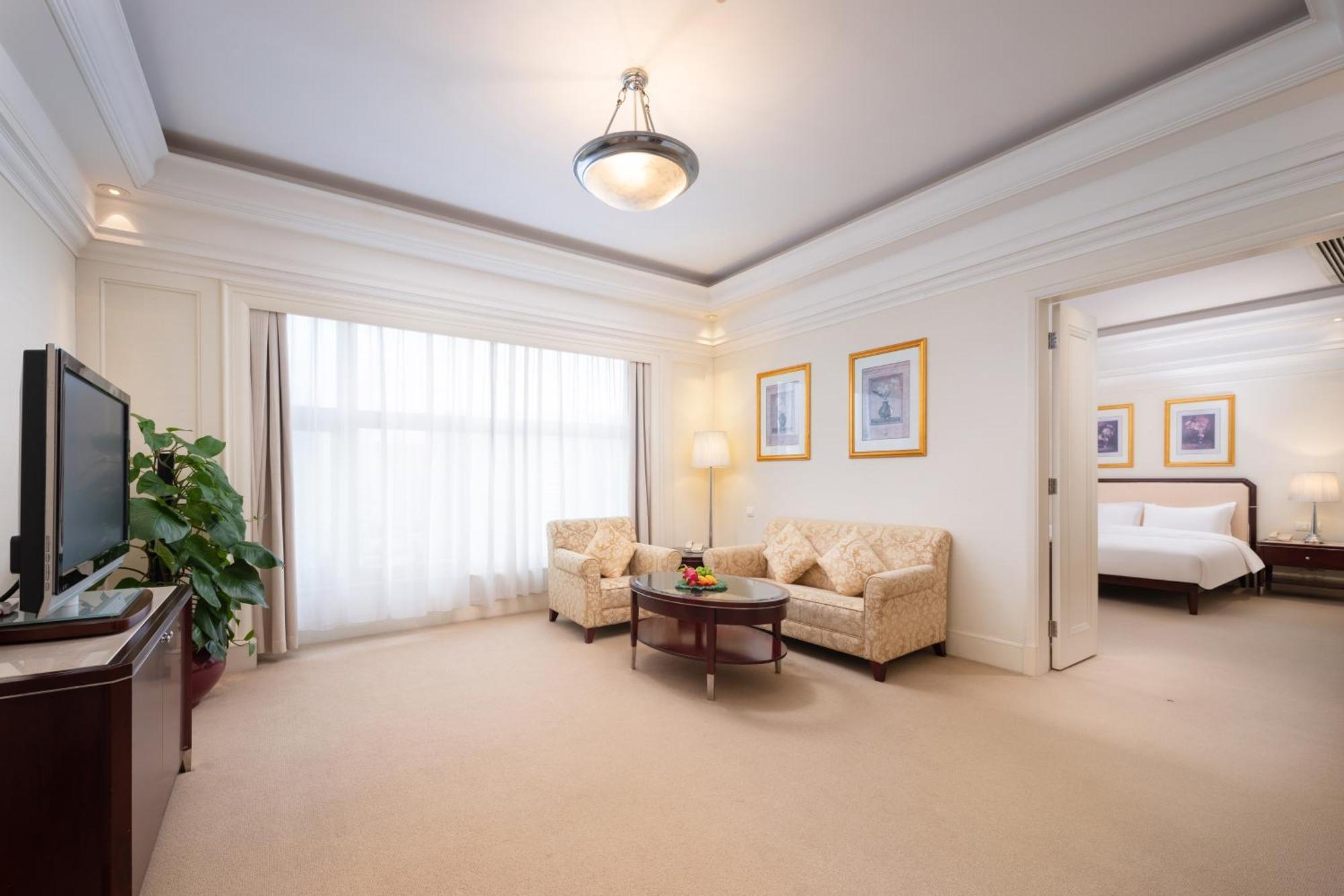 Executive Suite - Include One Breakfast