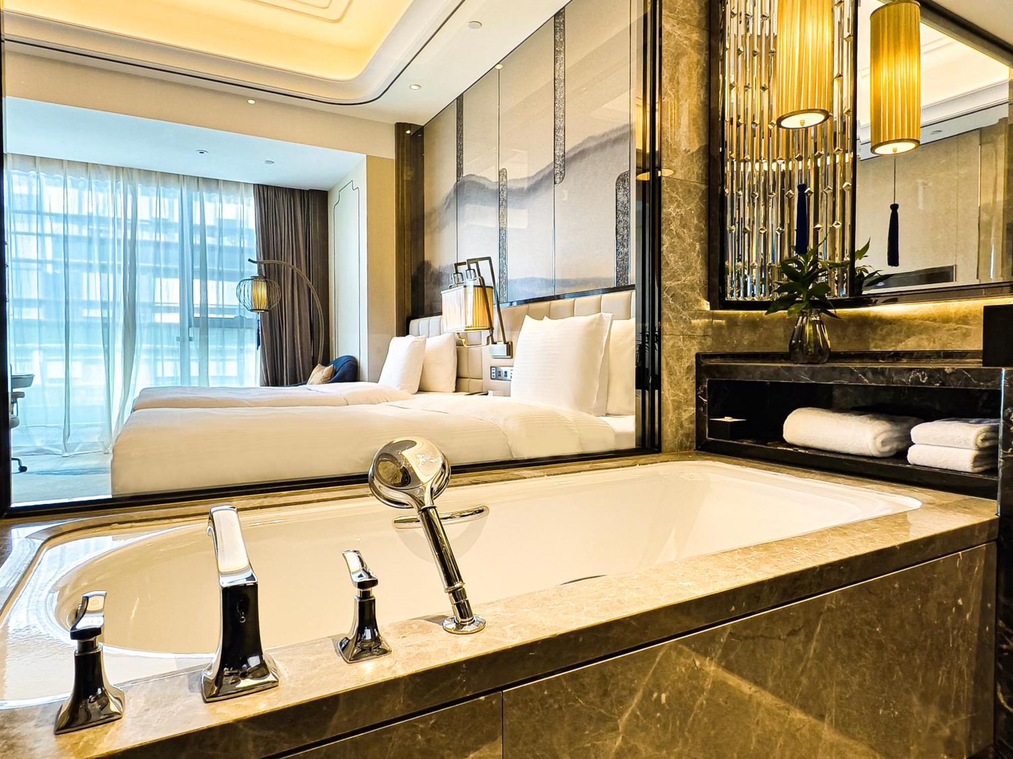 Deluxe Twin Room【Floor-to-ceiling window+65 inches Project to a high-definition TV】
