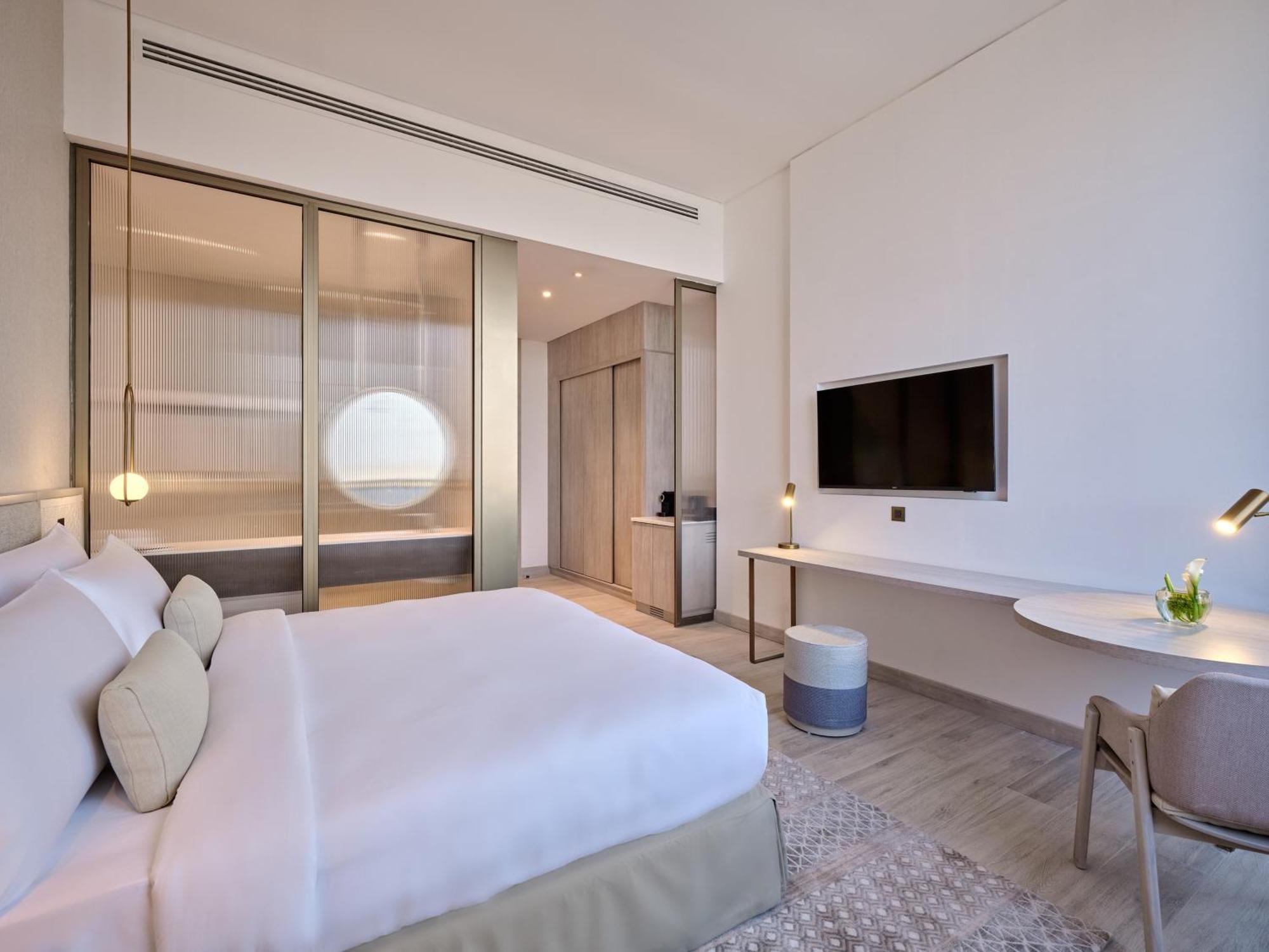 Deluxe King Room with City View