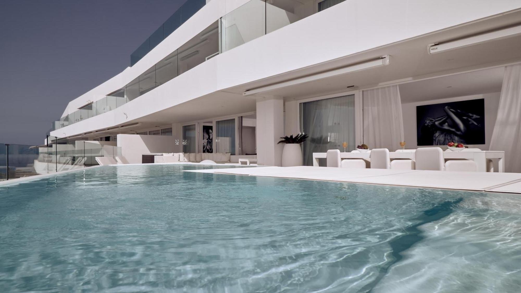 Infinity Harmony 3 bedroom private pool hot tub sea view