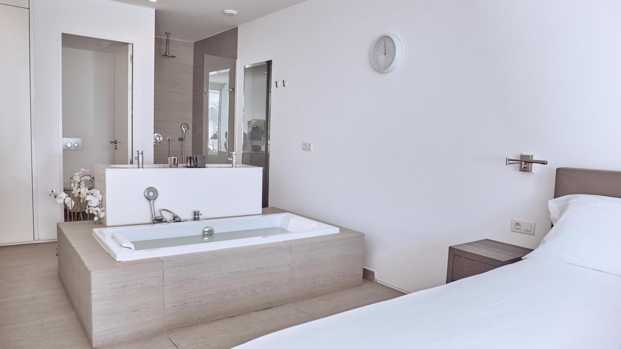 Infinity Mar 3 bedroom Suite private pool hot tub sea view