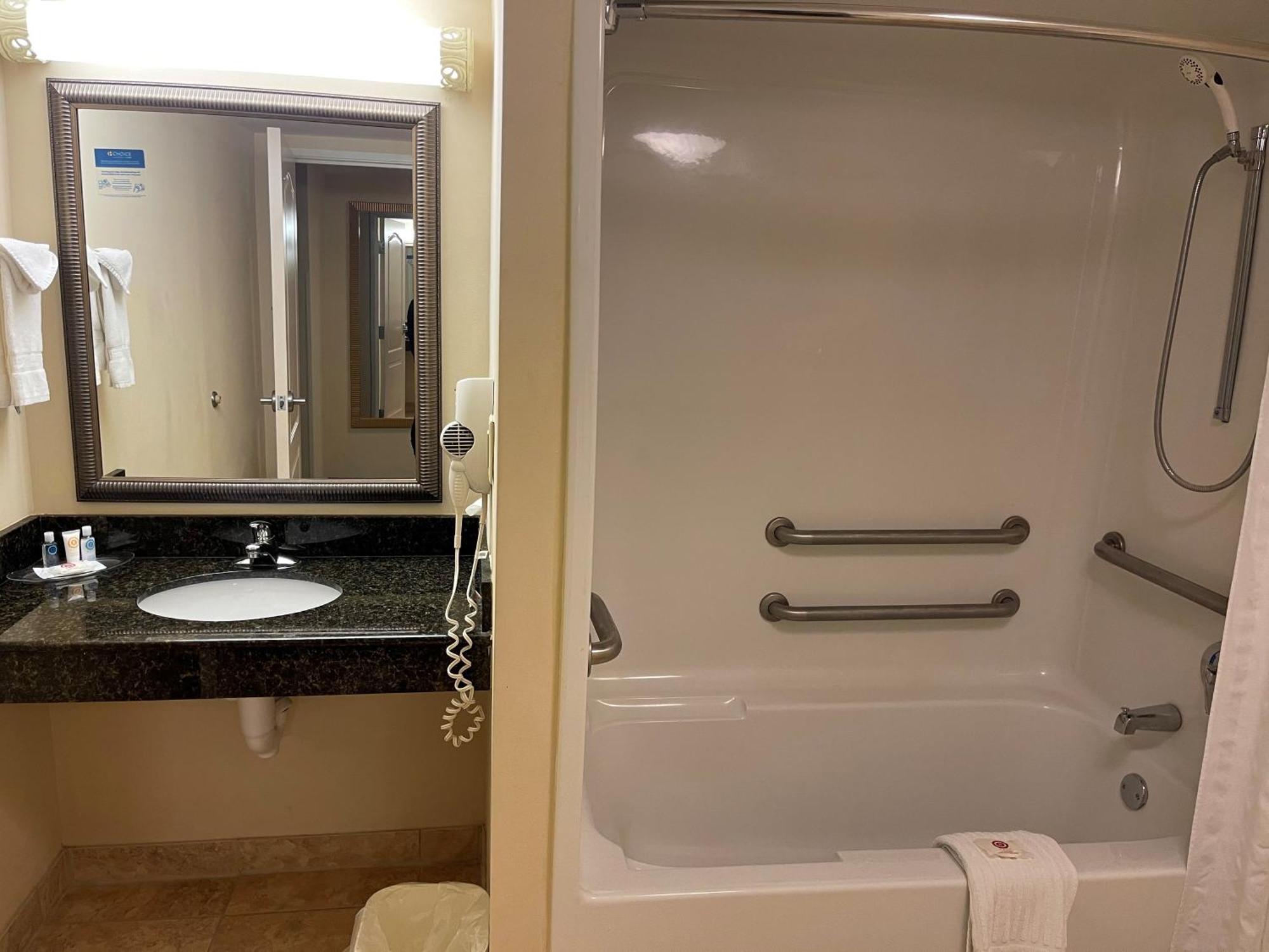 Queen Suite with Two Queen Beds - Accessible/Non-Smoking
