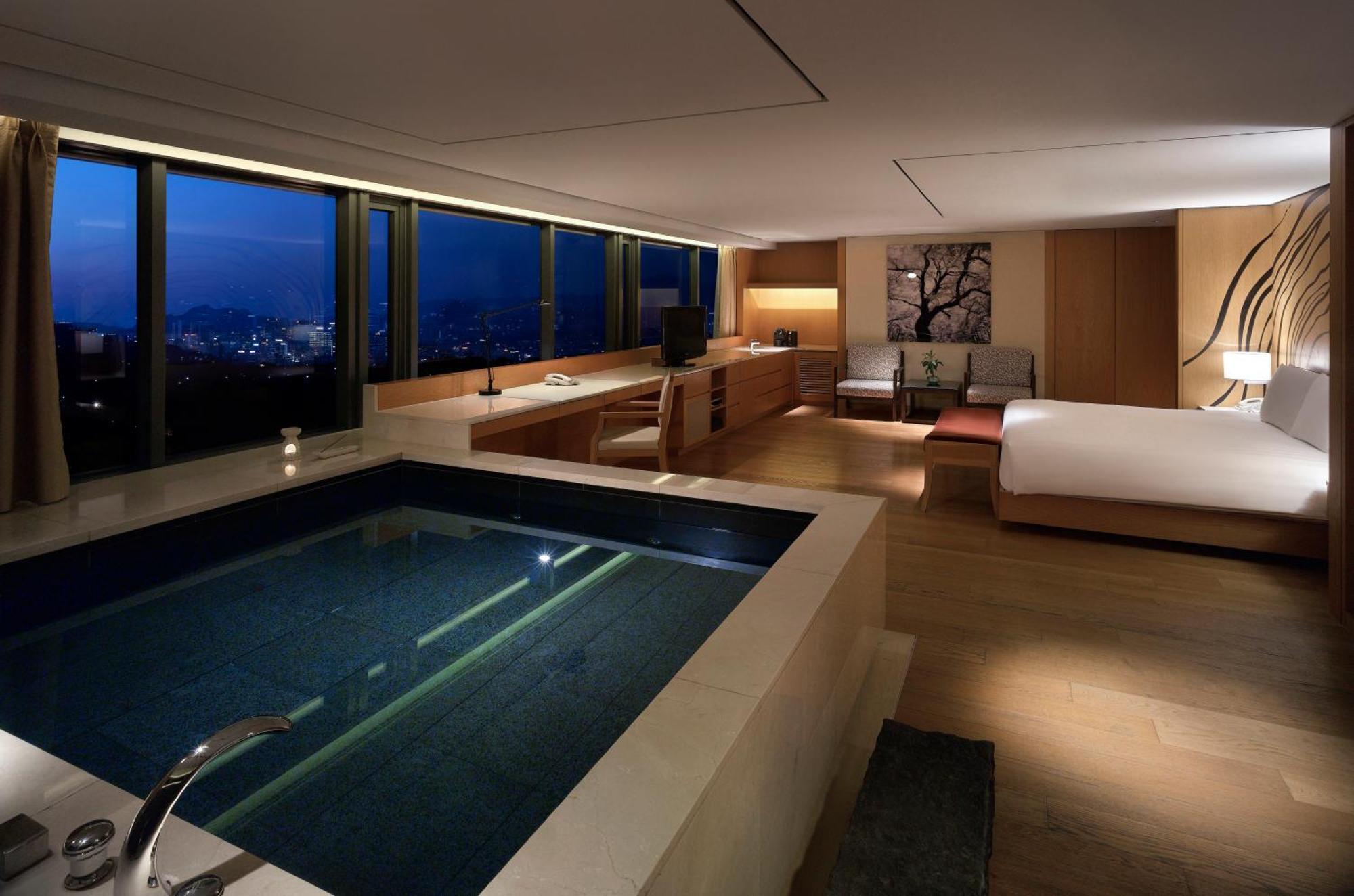 Premier Pool Namsan View - The Green Leaves of Summer PKG(Breakfast at Granum Dining Lounge, Indoor&Outdoor pool access, Fitness access for 2 people included)